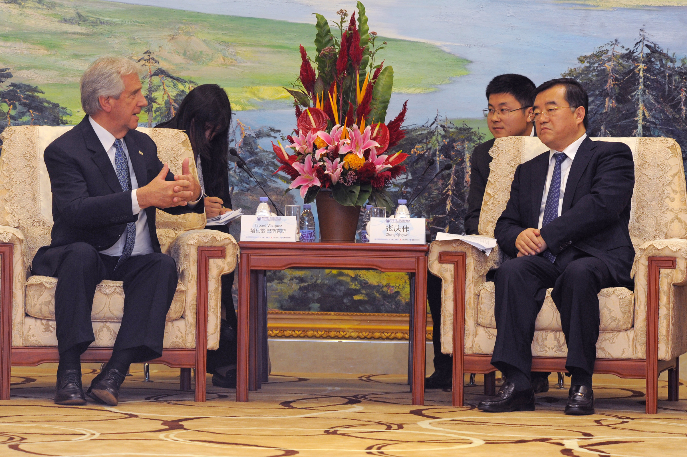 Presidente Tabaré Vázquez en diálogo con el gobernador de Hebei, Zhang Qingwei