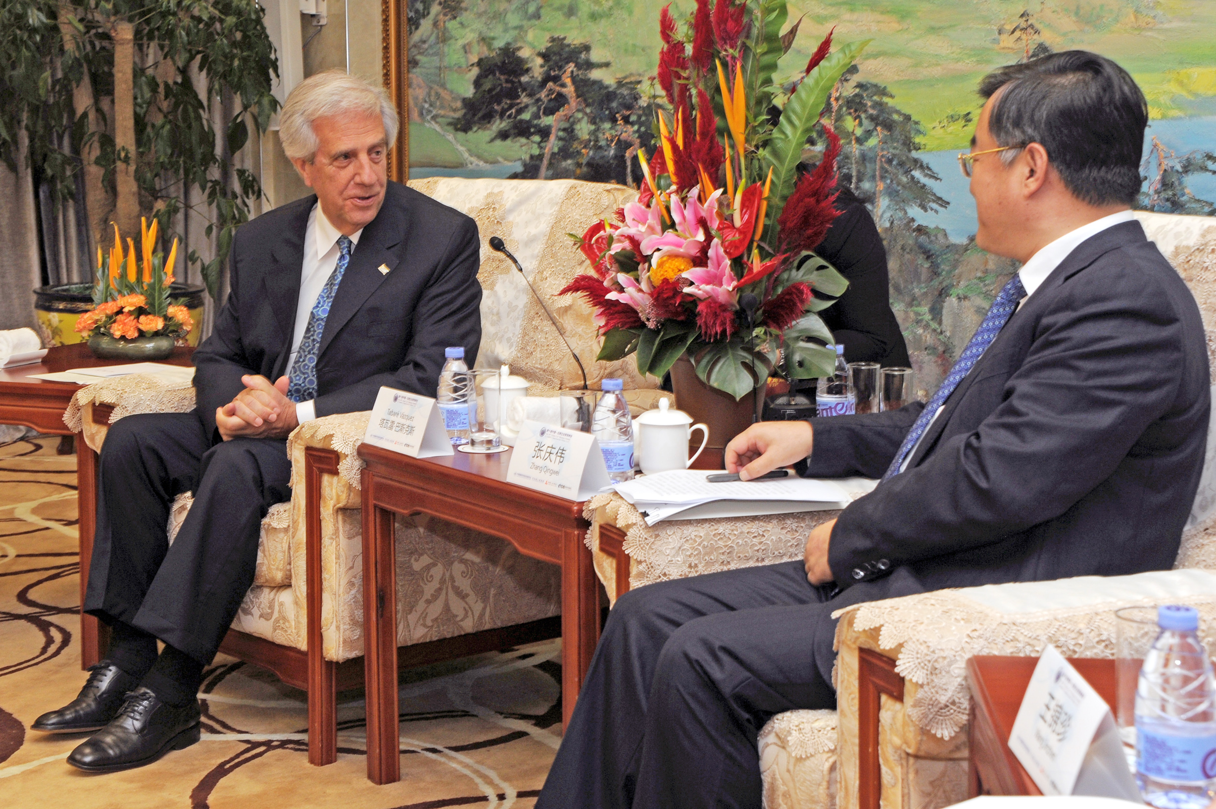 Presidente Tabaré Vázquez en diálogo con el gobernador de Hebei, Zhang Qingwei