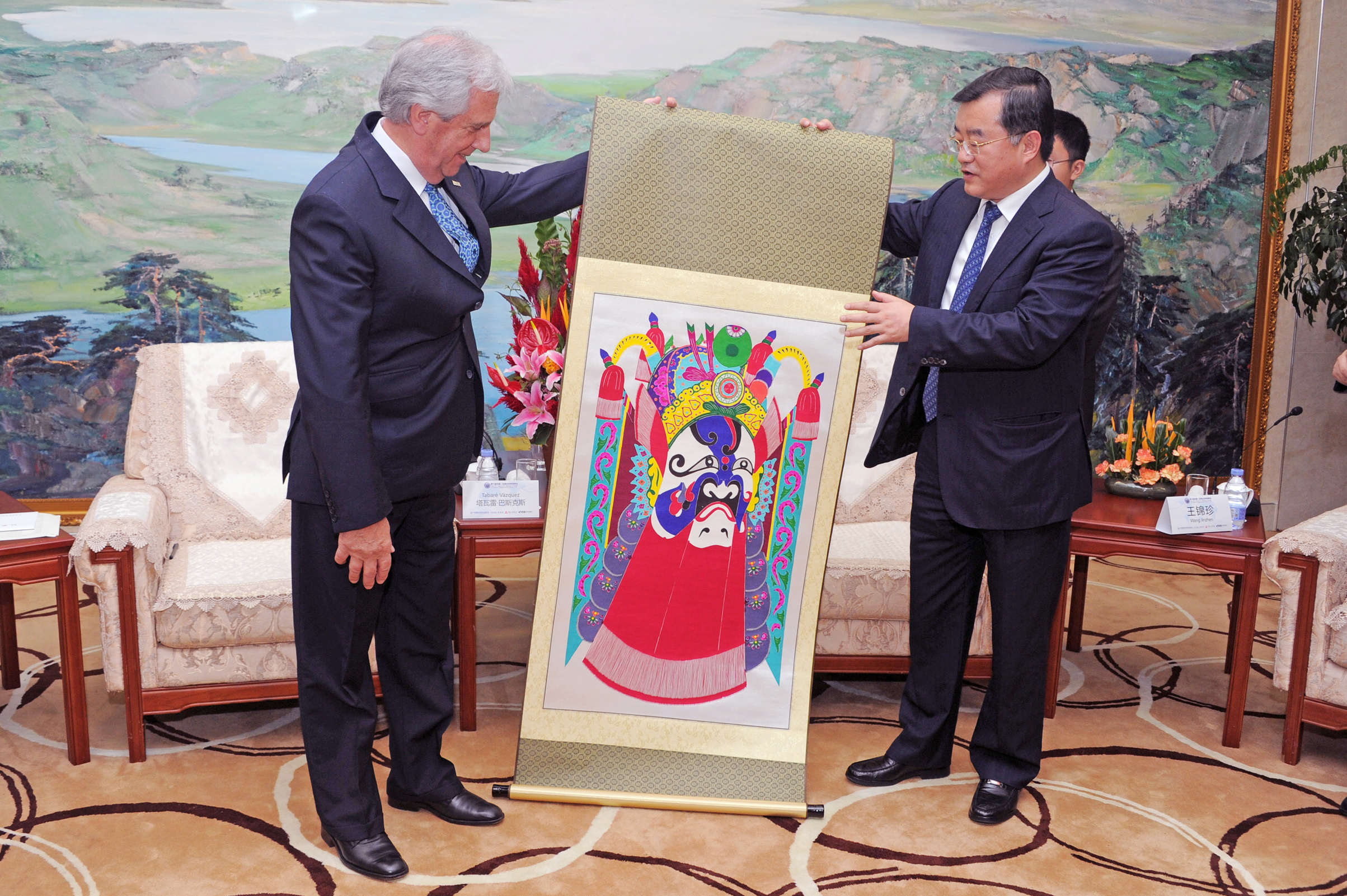 Presidente Vázquez recibe un obsequio por parte del gobernador de Hebei, Zhang Qingwei
