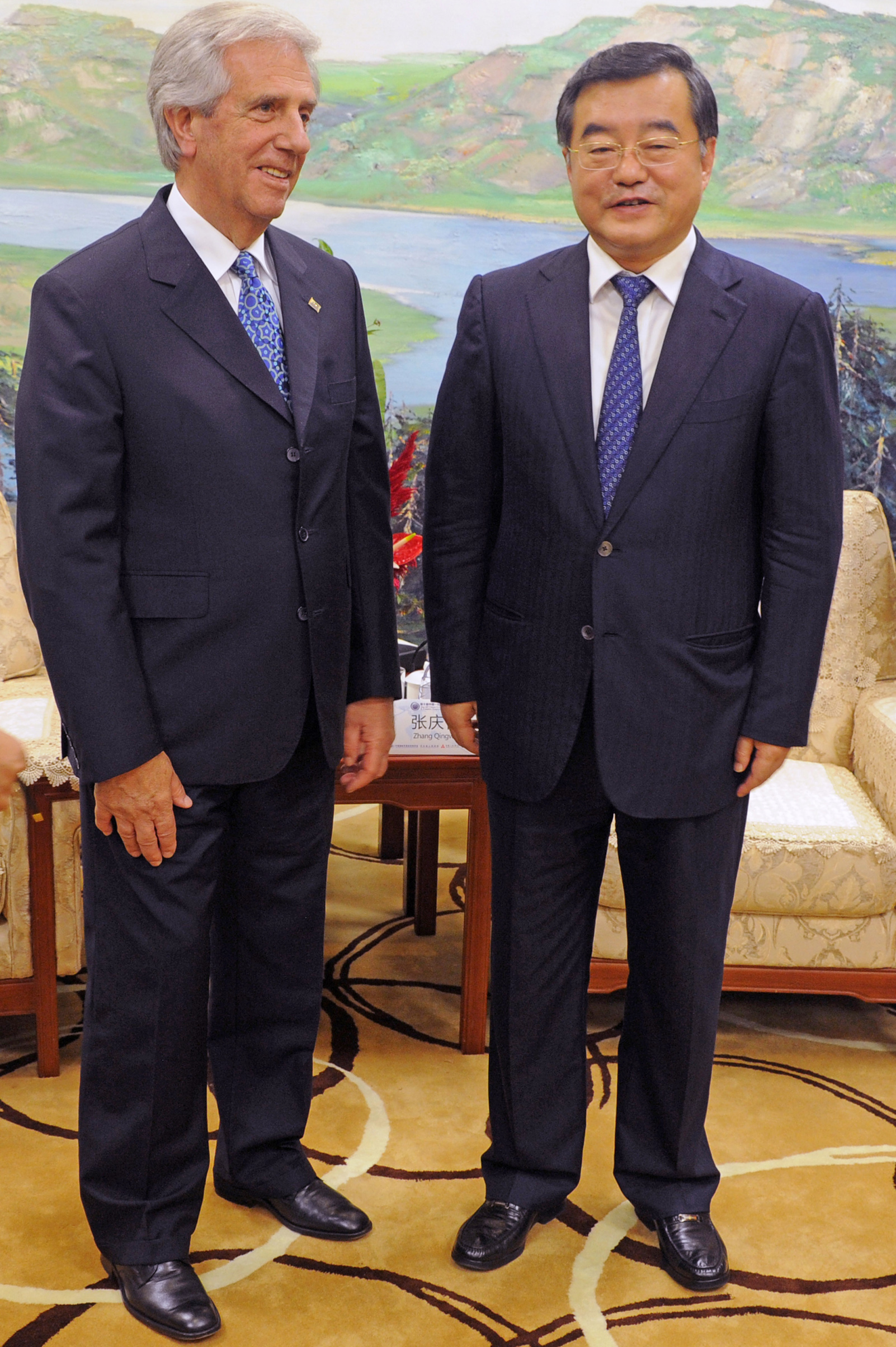 Presidente de la República, Tabaré Vázquez, junto al goebernador de la provincia de Hebei, Zhang Qingwei