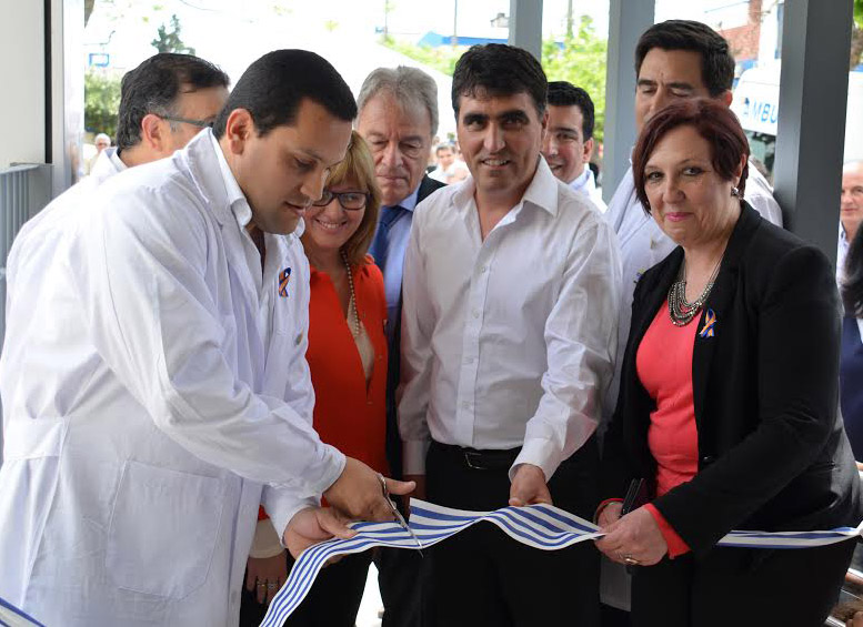 Corte de cinta por parte de autoridades