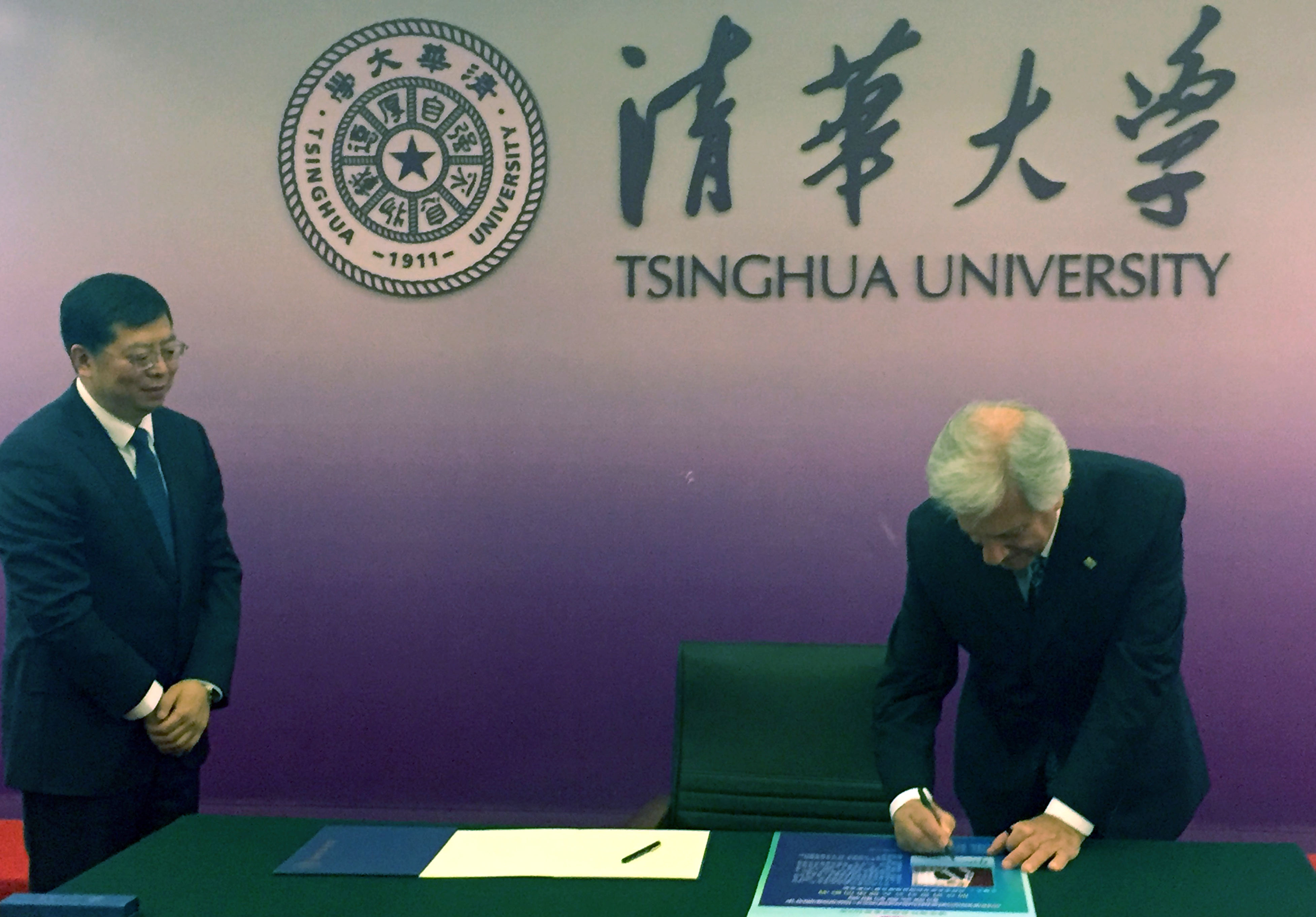 Presidente Vázquez firma el libro de visitas de la Universidad Tsinghua de Pekín