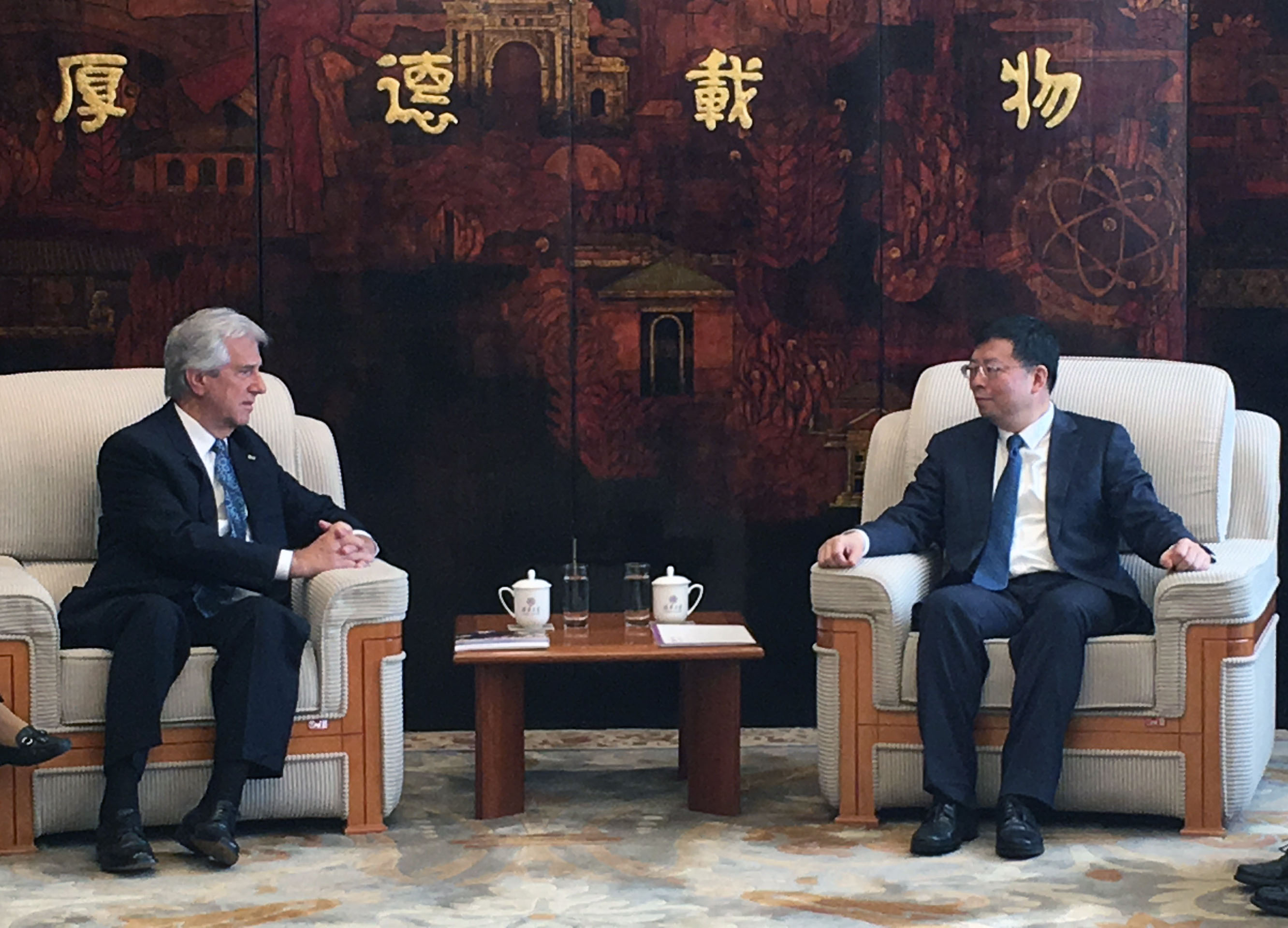 Presidente Vázquez durante la visita a la prestigiosa Universidad Tsinghua de Pekín