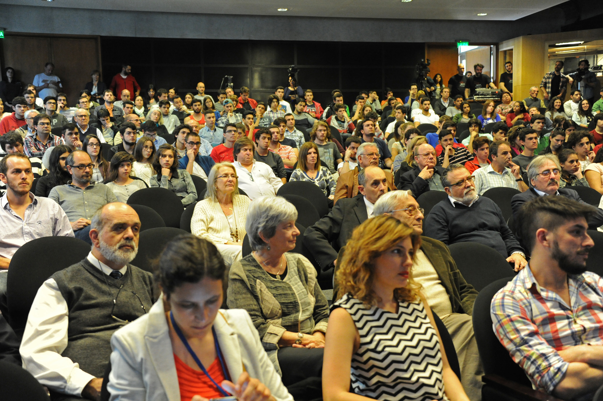 Asistentes a la presentación y lanzamiento