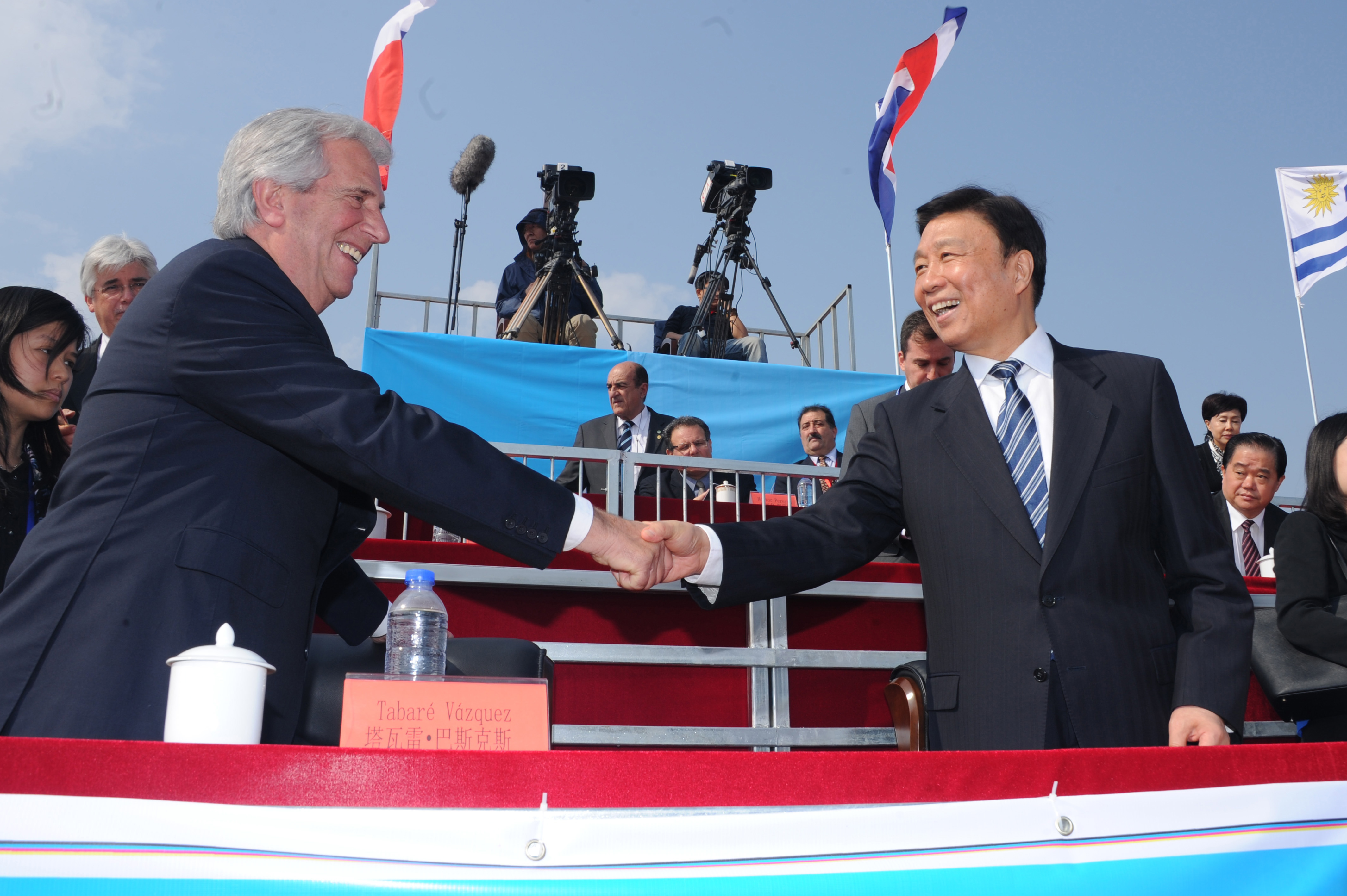 El señor Gobernador de Hebei, Zhang Qingwei, recibe al Presidente Vázquez