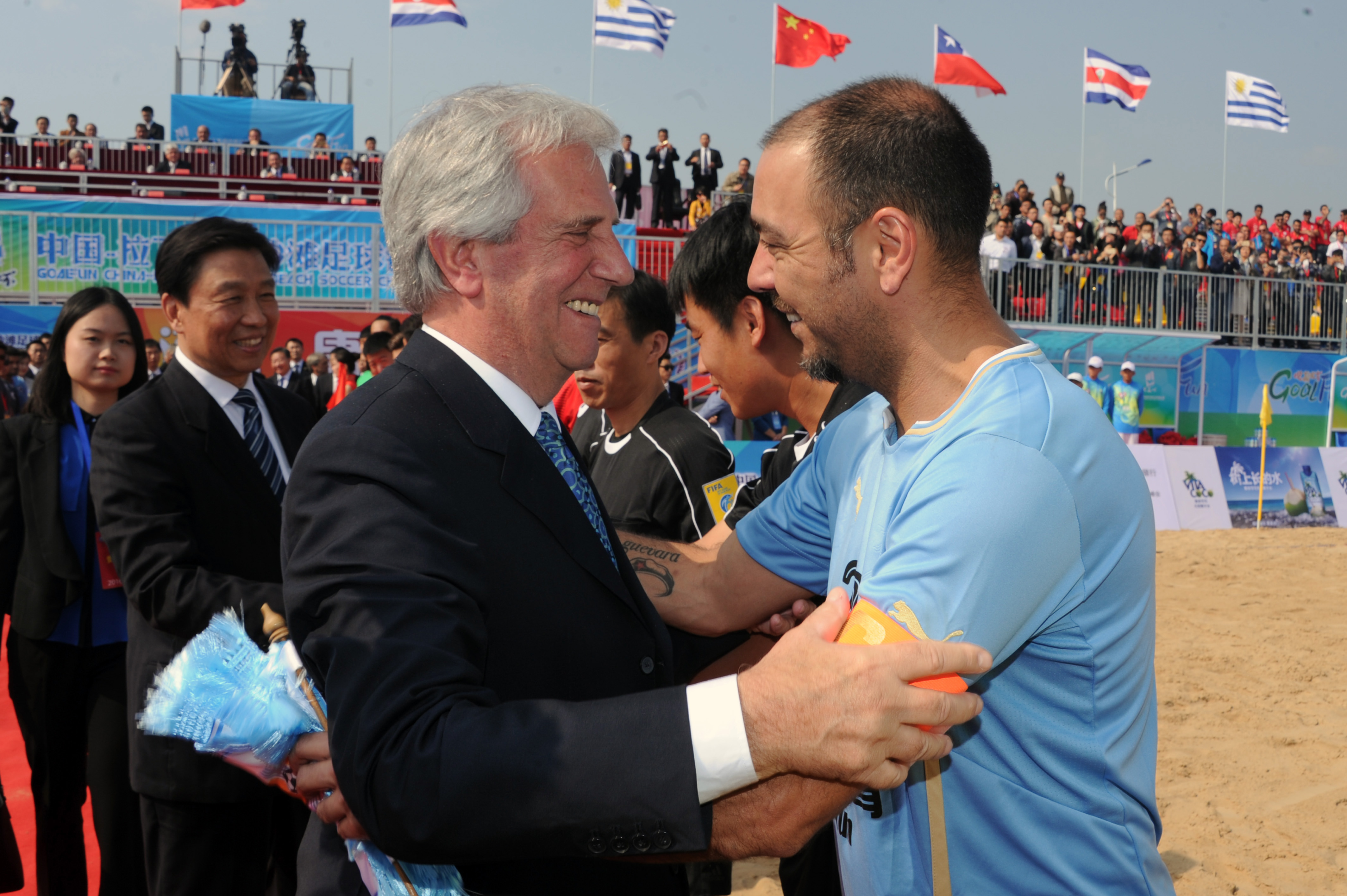 Presidente Vázquez se saluda con el chino Recoba