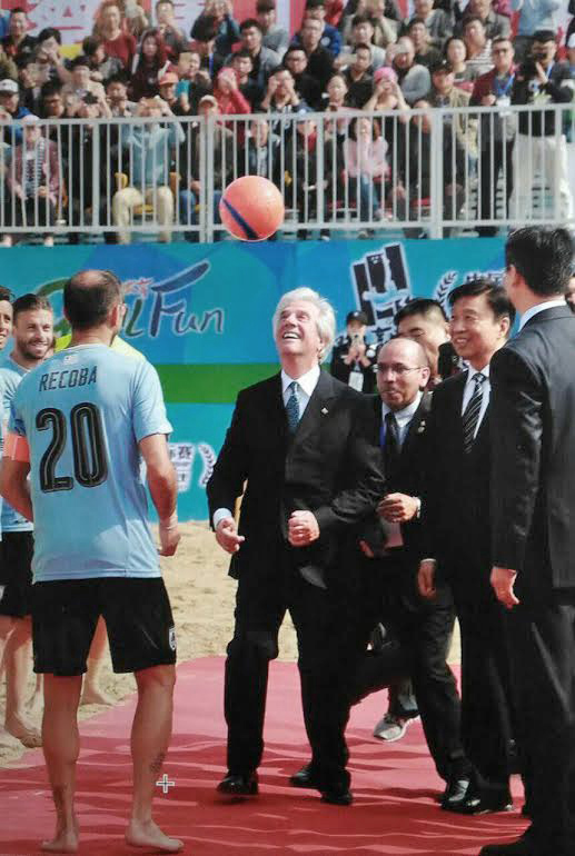 Presidente Vázquez da el puntapié inicial