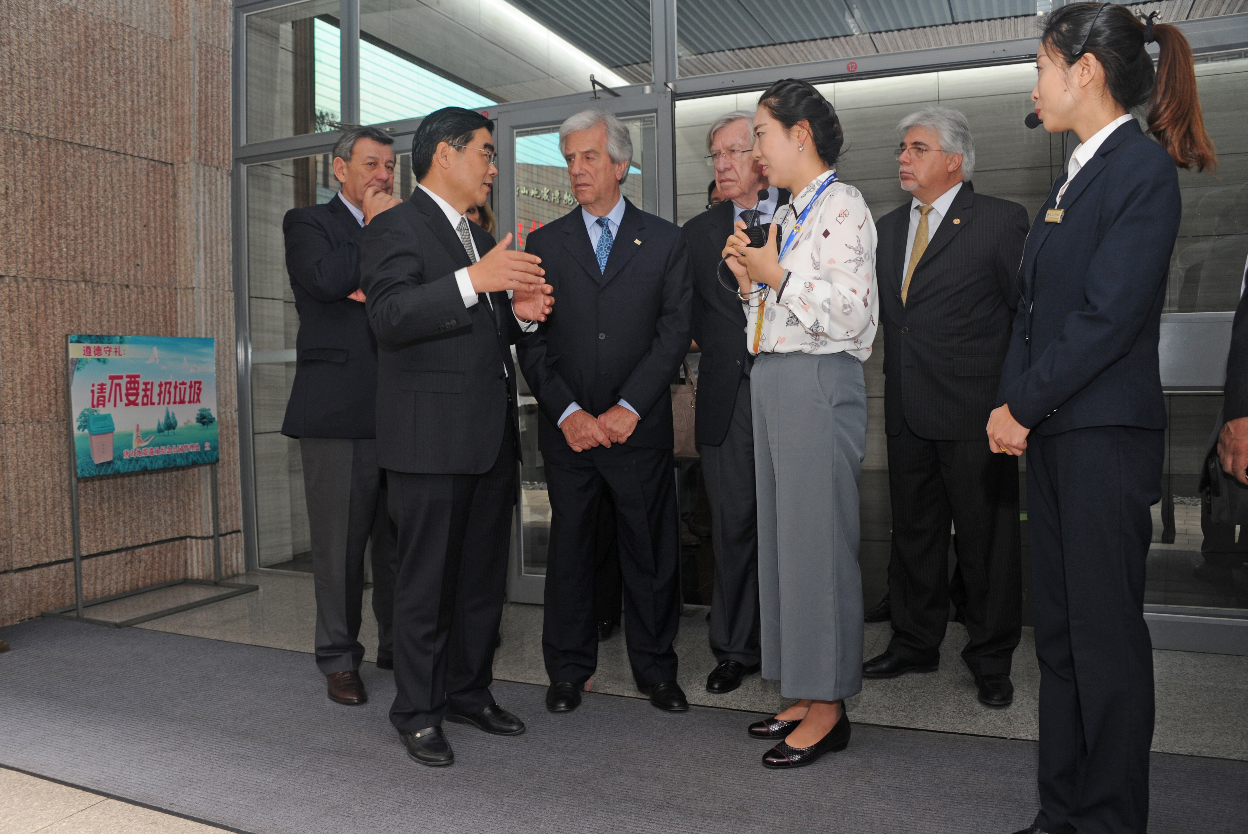Vázquez visitó el museo del terremoto en la ciudad Tangshan, China