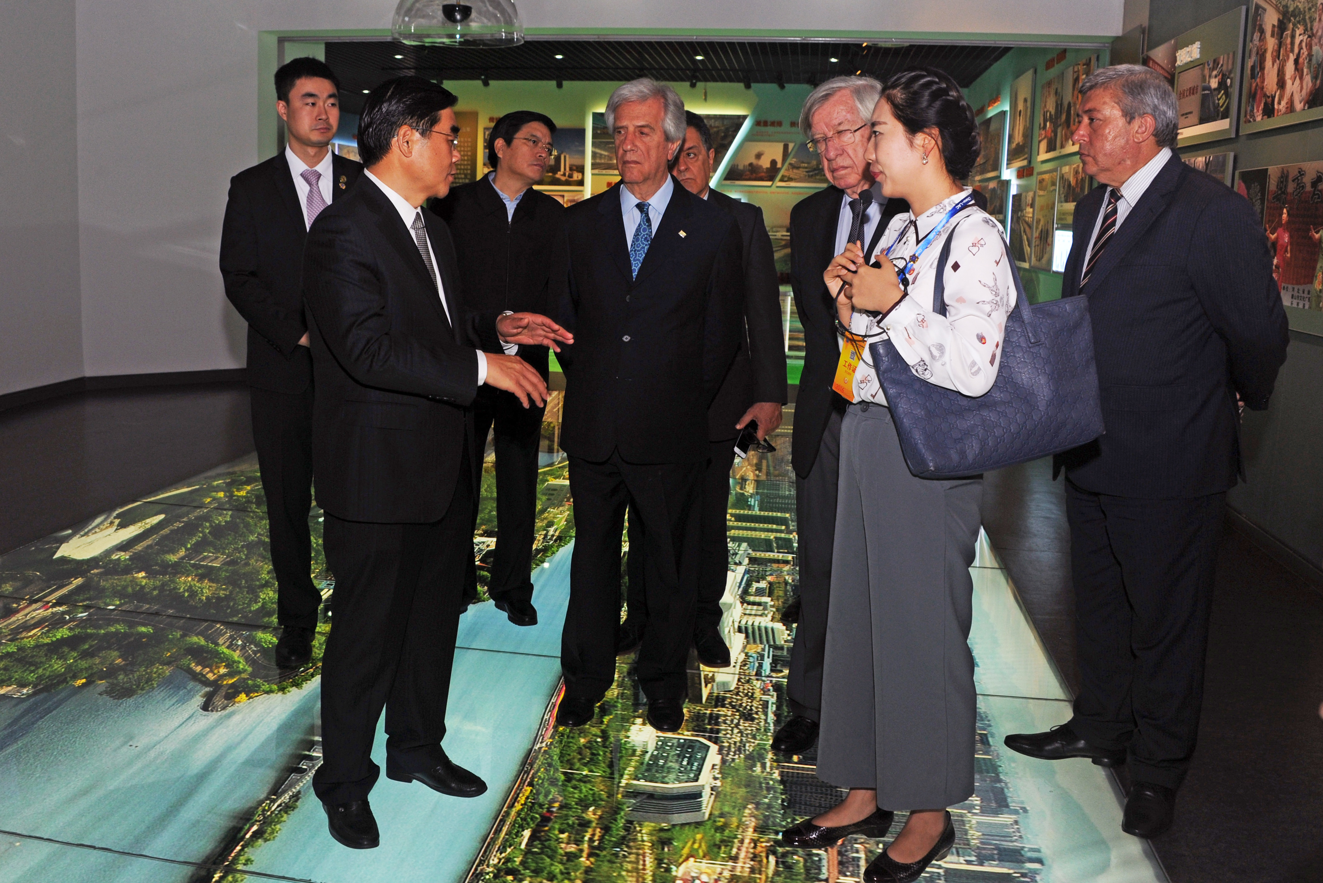 Vázquez visitó el museo del terremoto en la ciudad Tangshan, China