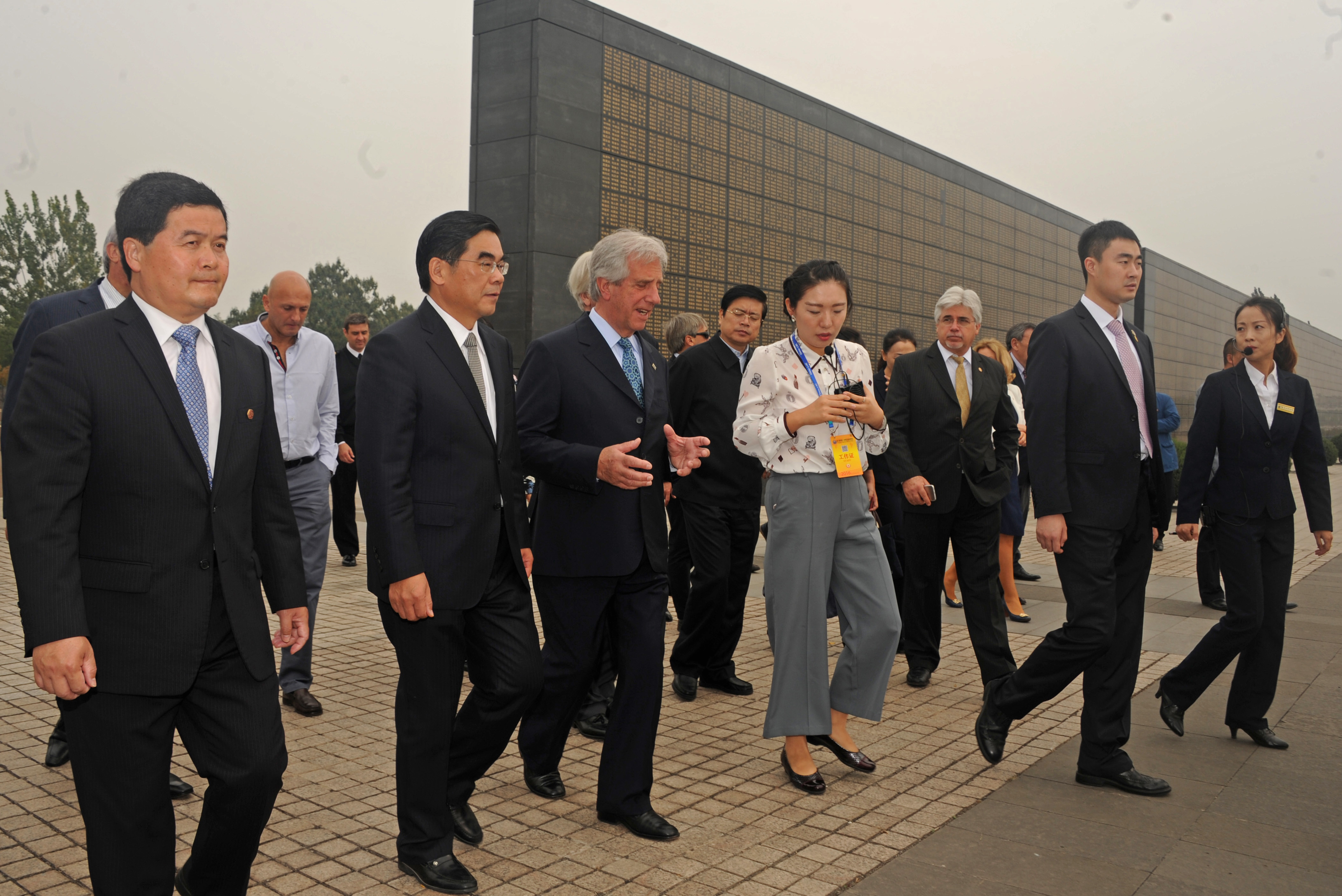 Vázquez visitó el museo del terremoto en la ciudad Tangshan, China
