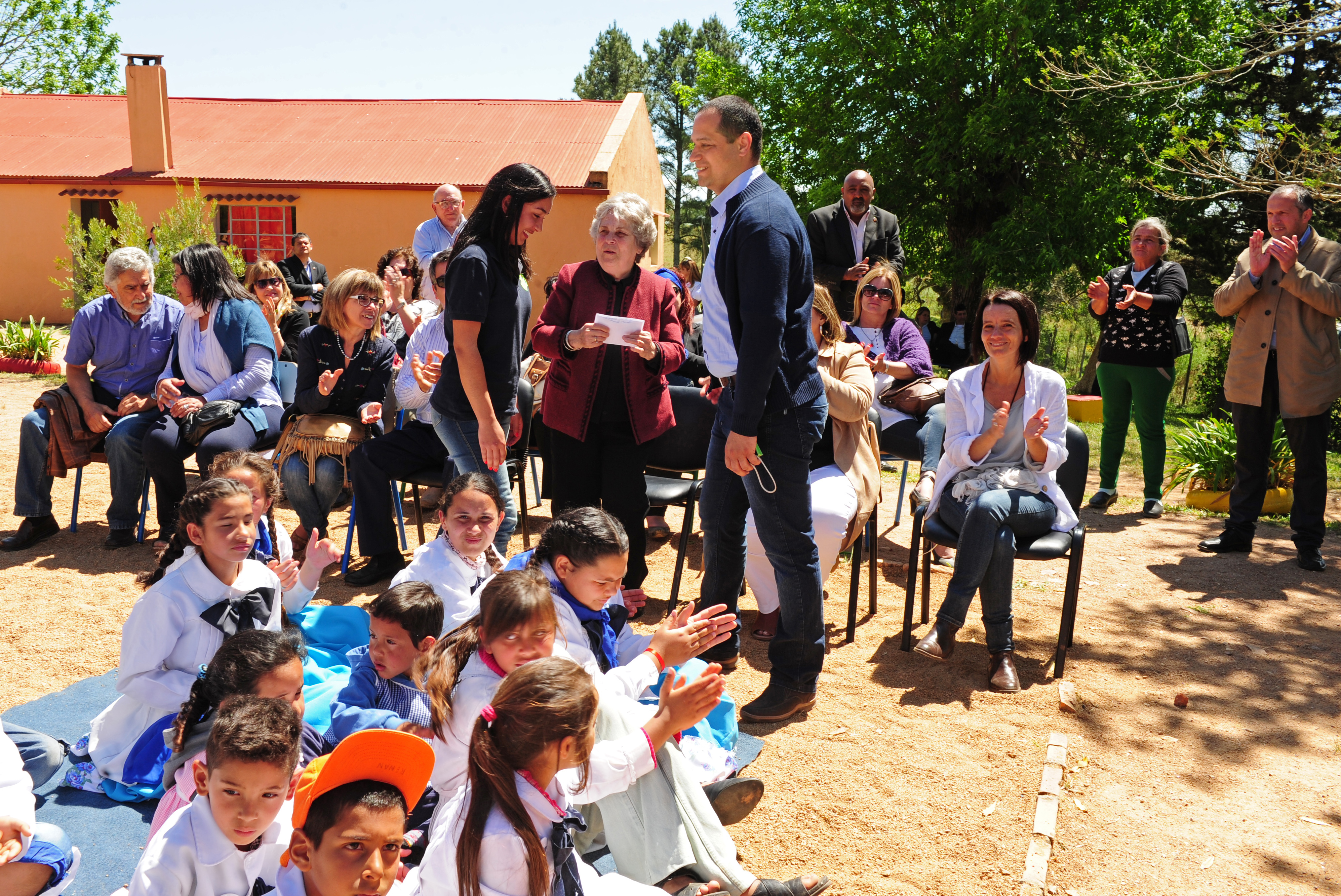 María Auxiliadora Delgado de Vázquez saluda a padres de alumnos de la Escuela 60 de Melo