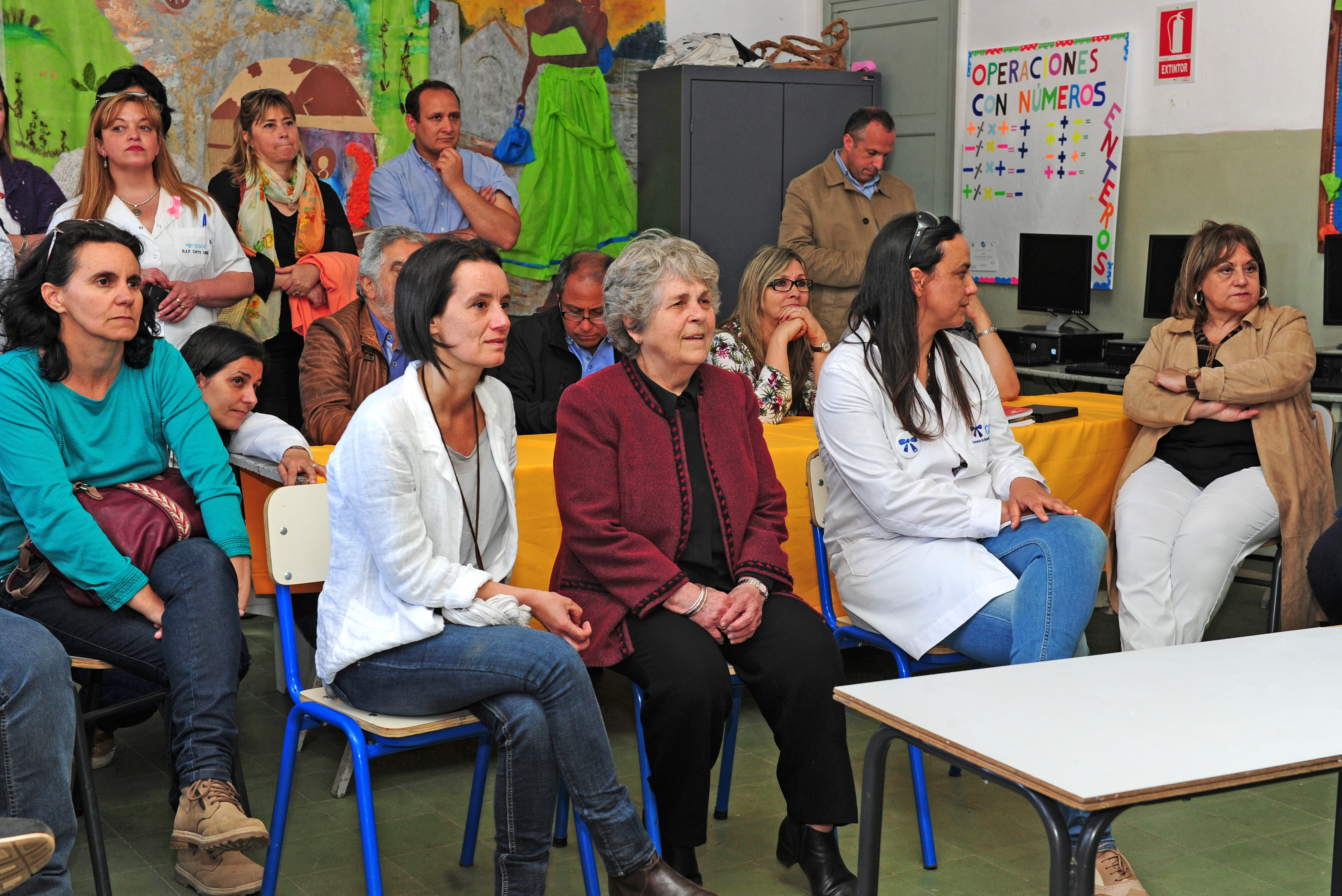 María Auxiliadora Delgado de Vázquez asiste a la presentación de un video