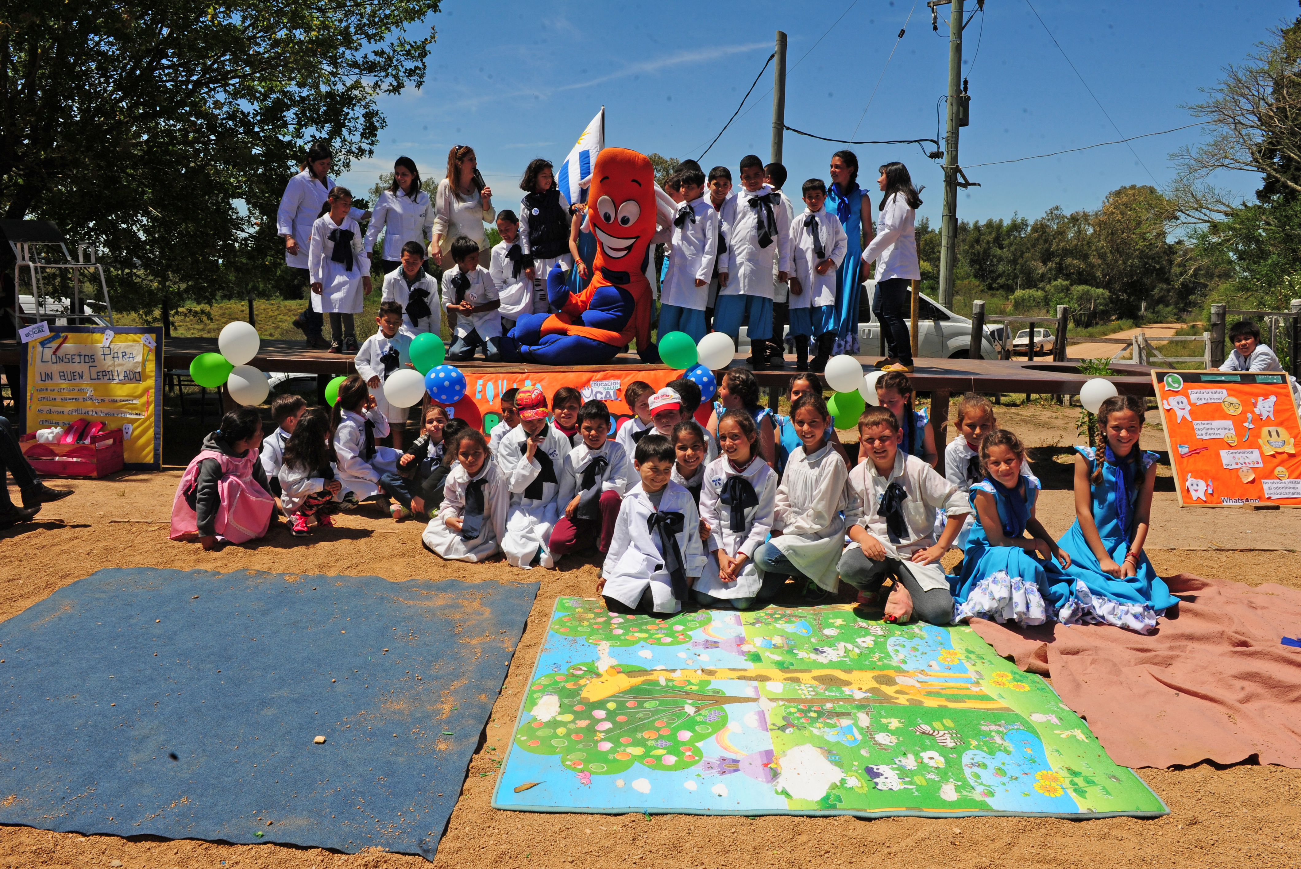 Alumnos de la Escuela 60 de Melo, junto a animadores de la actividad educativa y recreativa del Programa Salud Bucal