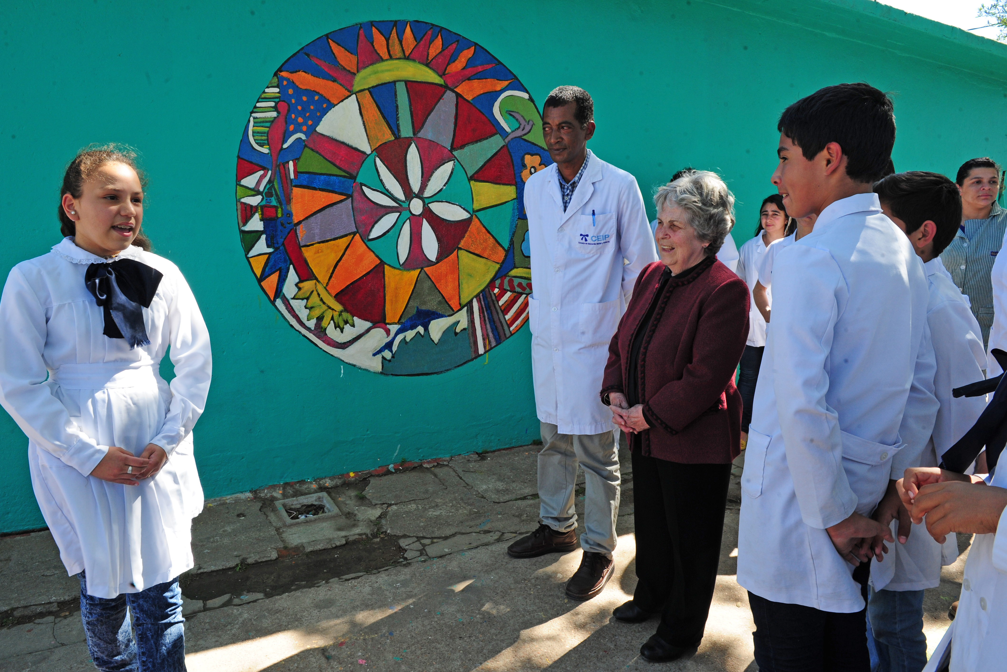 María Auxiliadora Delgado de Vázquez junto a maestros y alumnnos
