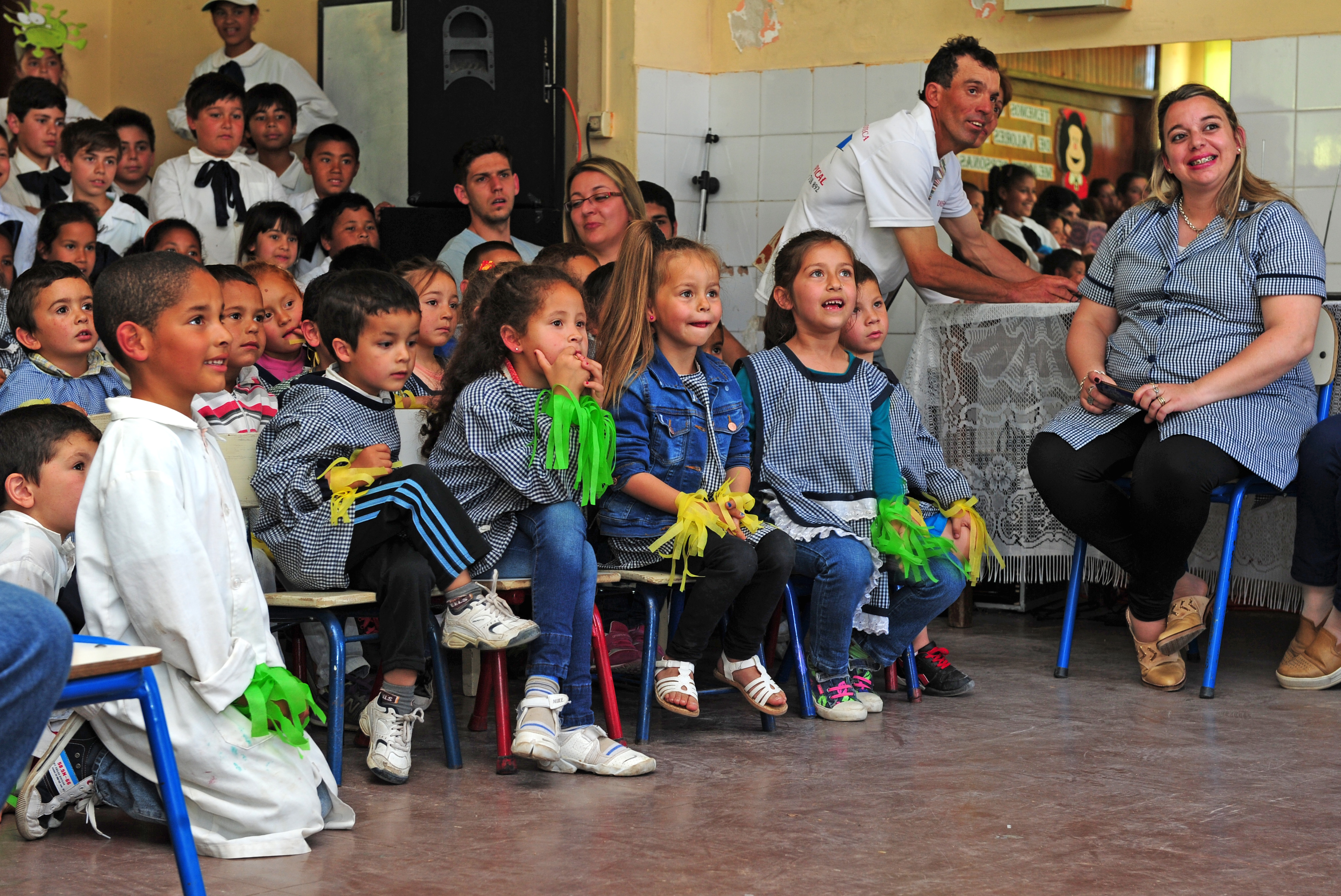 Alumnos y maestros de la Escuela 114 de Melo