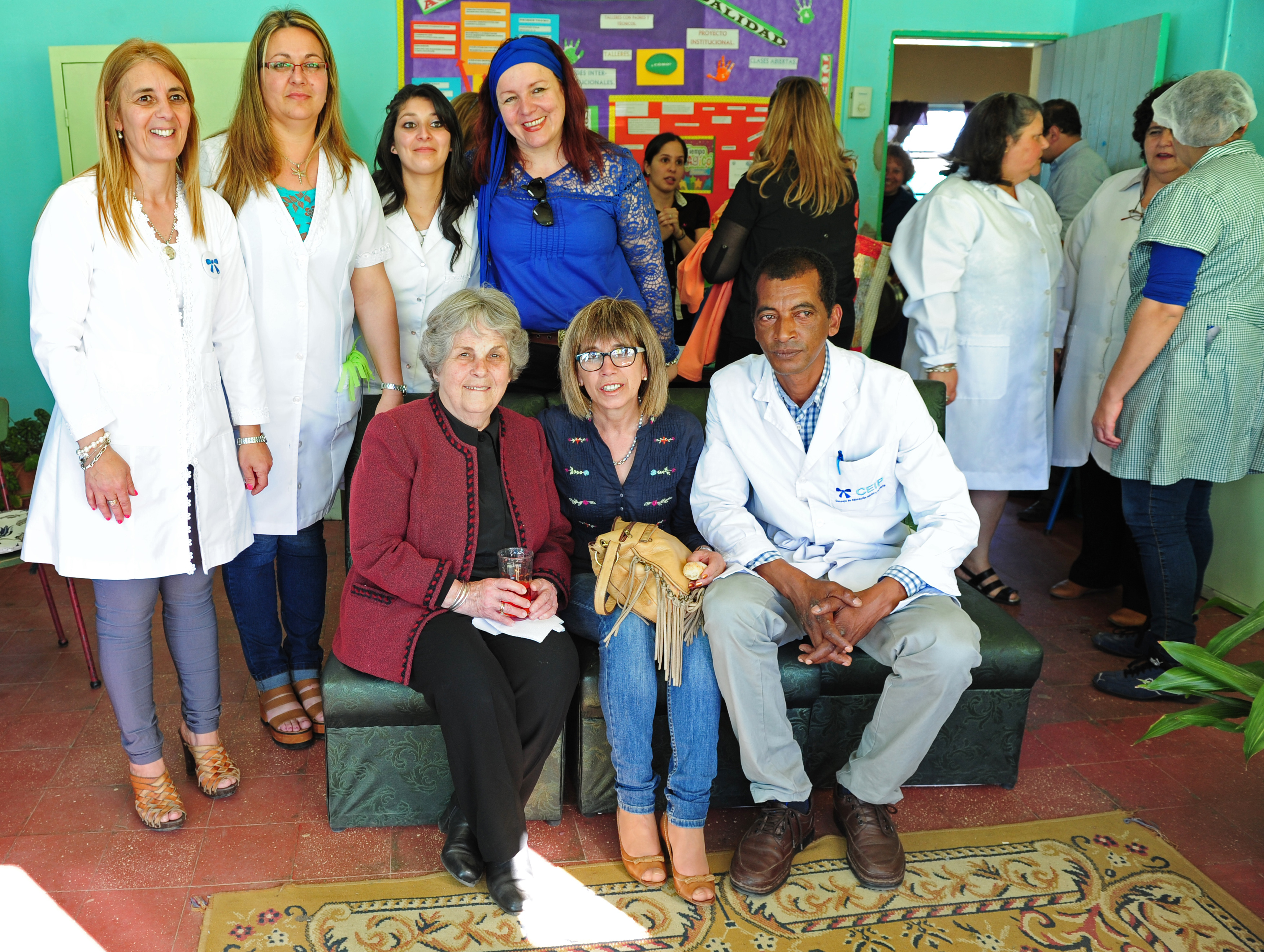 María Auxiliadora Delgado de Vázquez junto a maestros y padres de alumnos