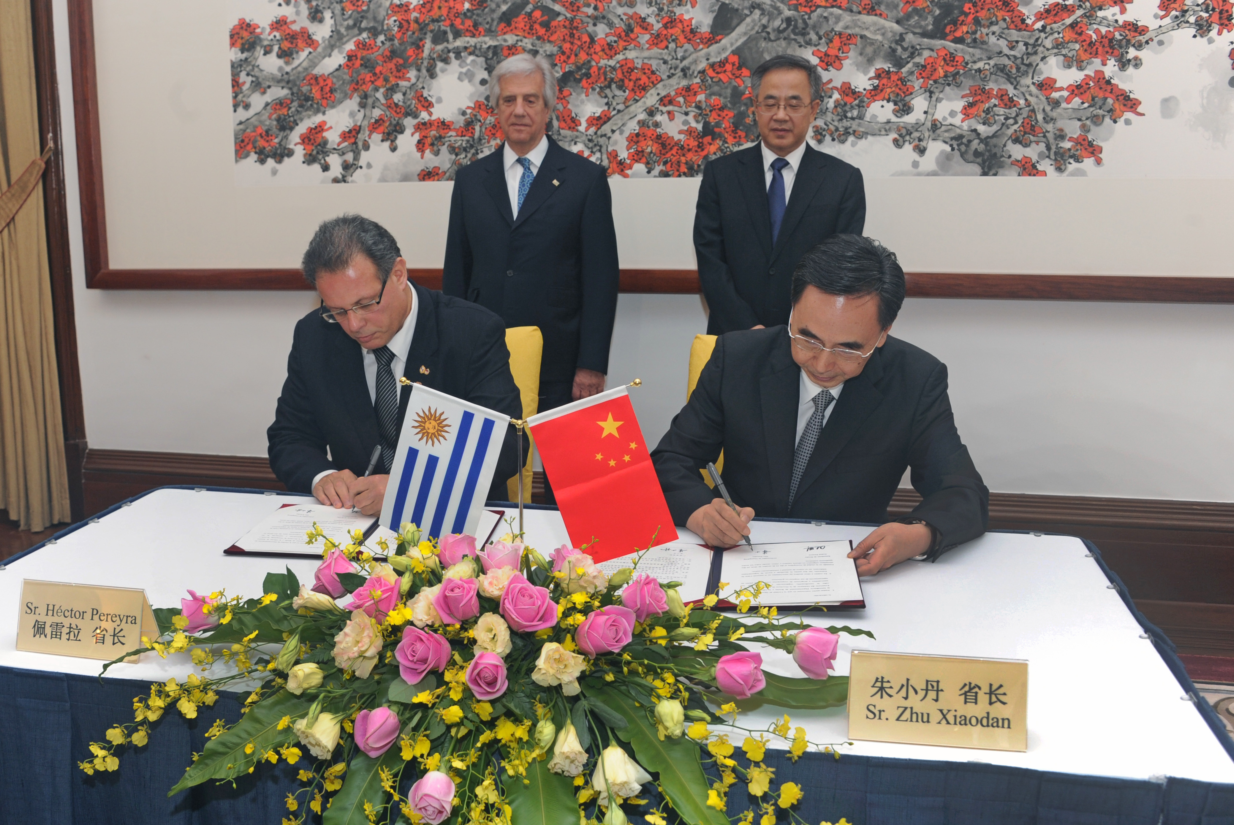 Aníbal Pereyra, intendente de Rocha y Zhu Xiaodan, gobernador de la Provincia de Guangdong, firmaron una carta de intención