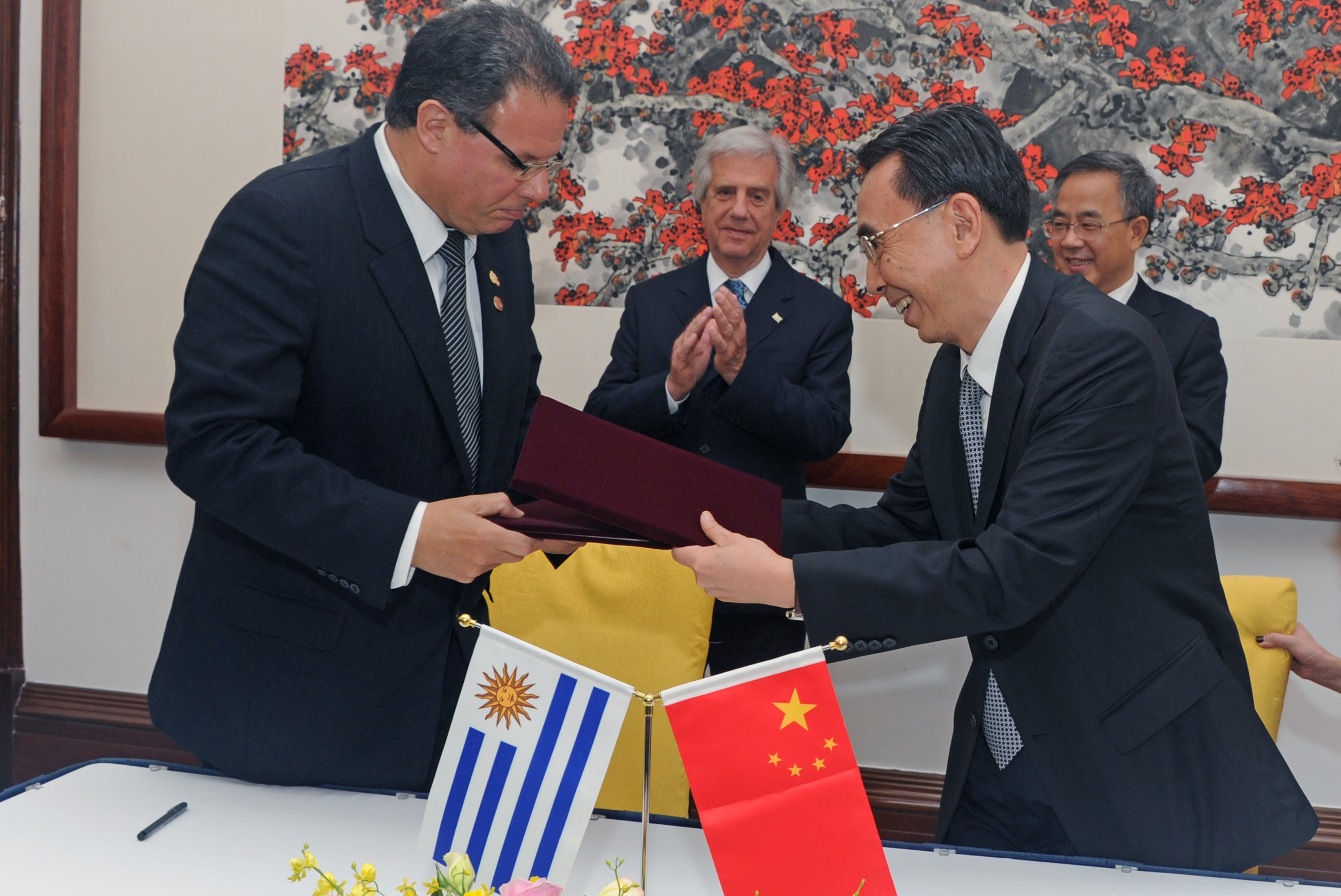 Aníbal Pereyra, intendente de Rocha y Zhu Xiaodan, gobernador de la Provincia de Guangdong, firmaron una carta de intención