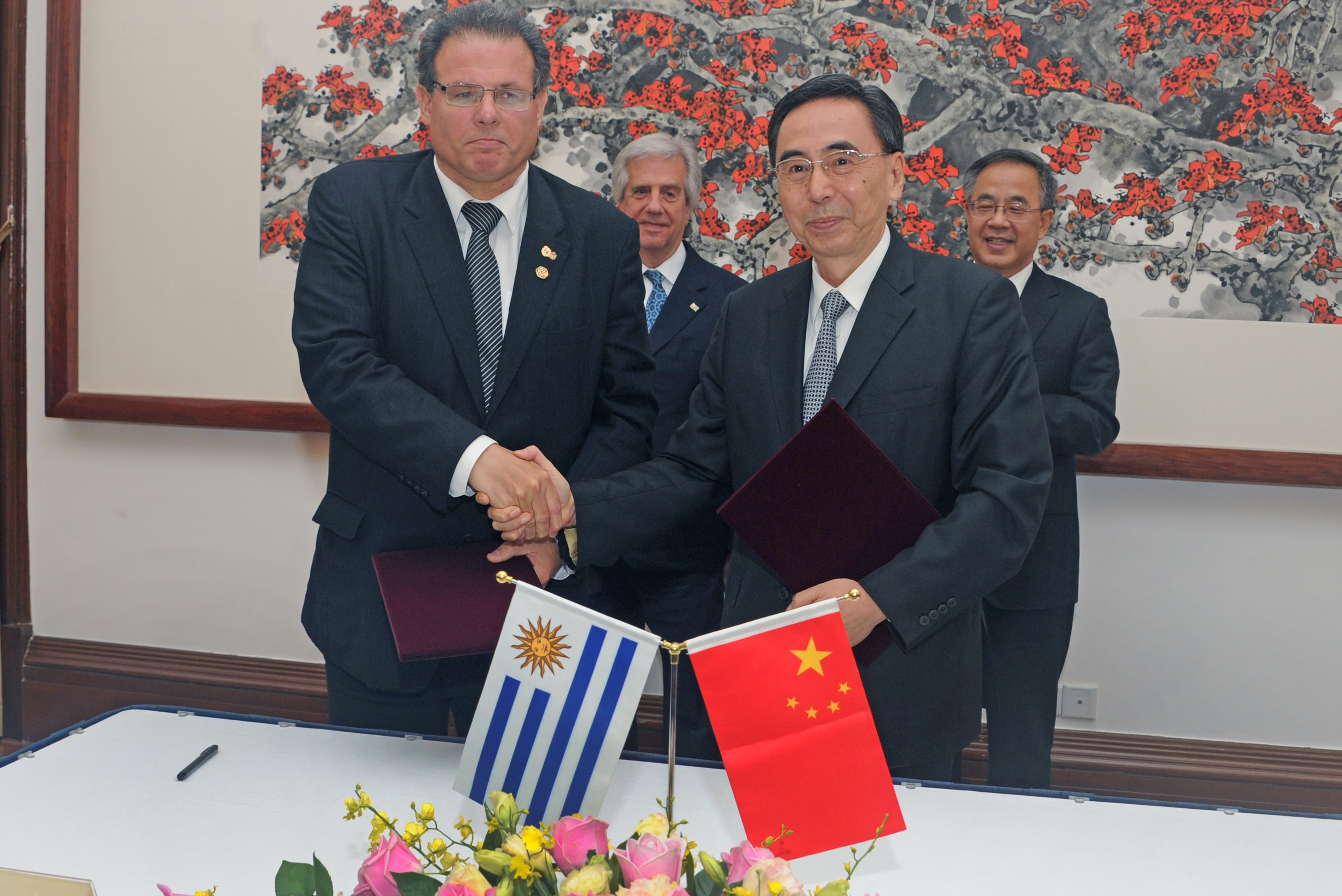 Aníbal Pereyra, intendente de Rocha y Zhu Xiaodan, gobernador de la Provincia de Guangdong, firmaron una carta de intención