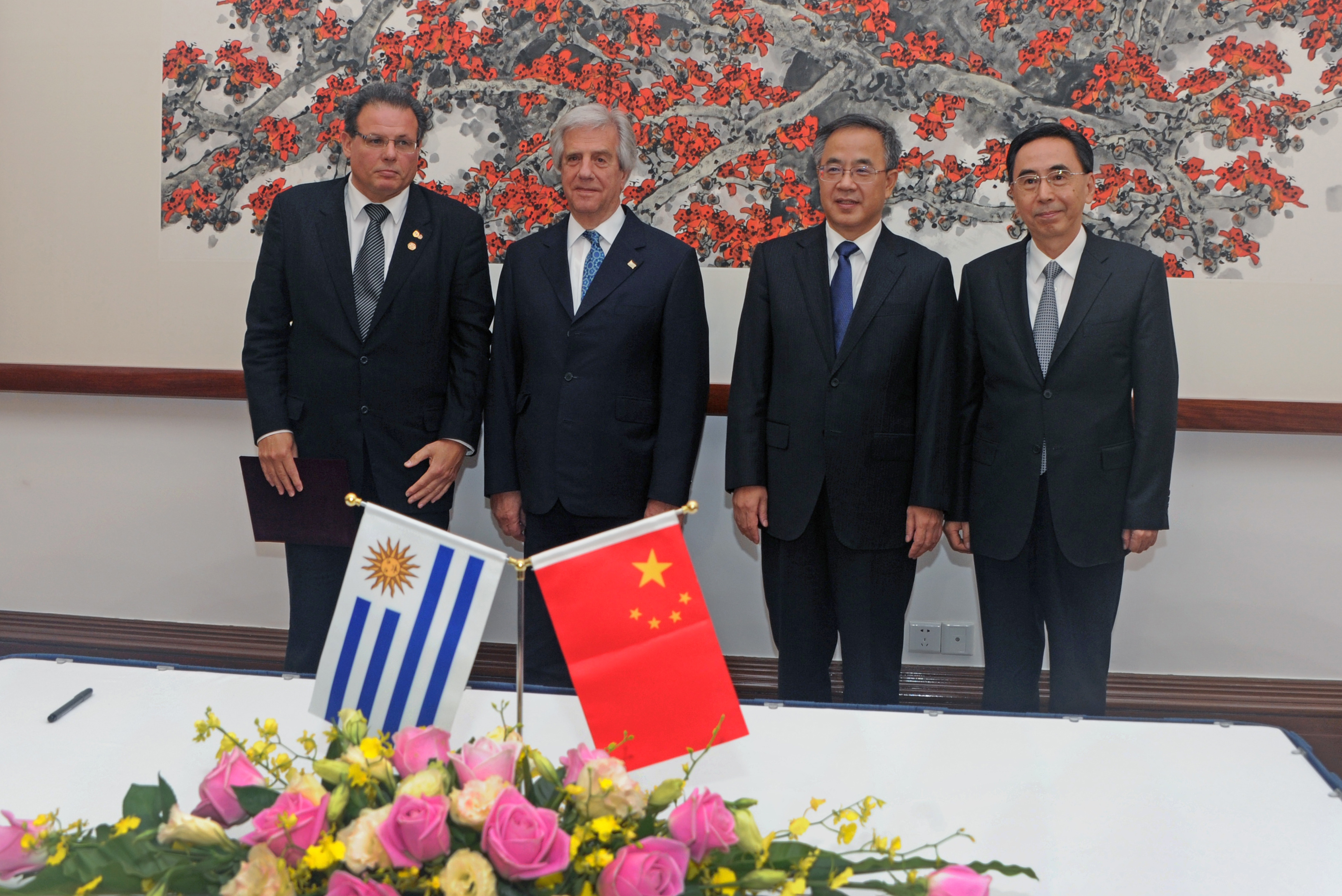 Aníbal Pereyra, intendente de Rocha y Zhu Xiaodan, gobernador de la Provincia de Guangdong, firmaron una carta de intención