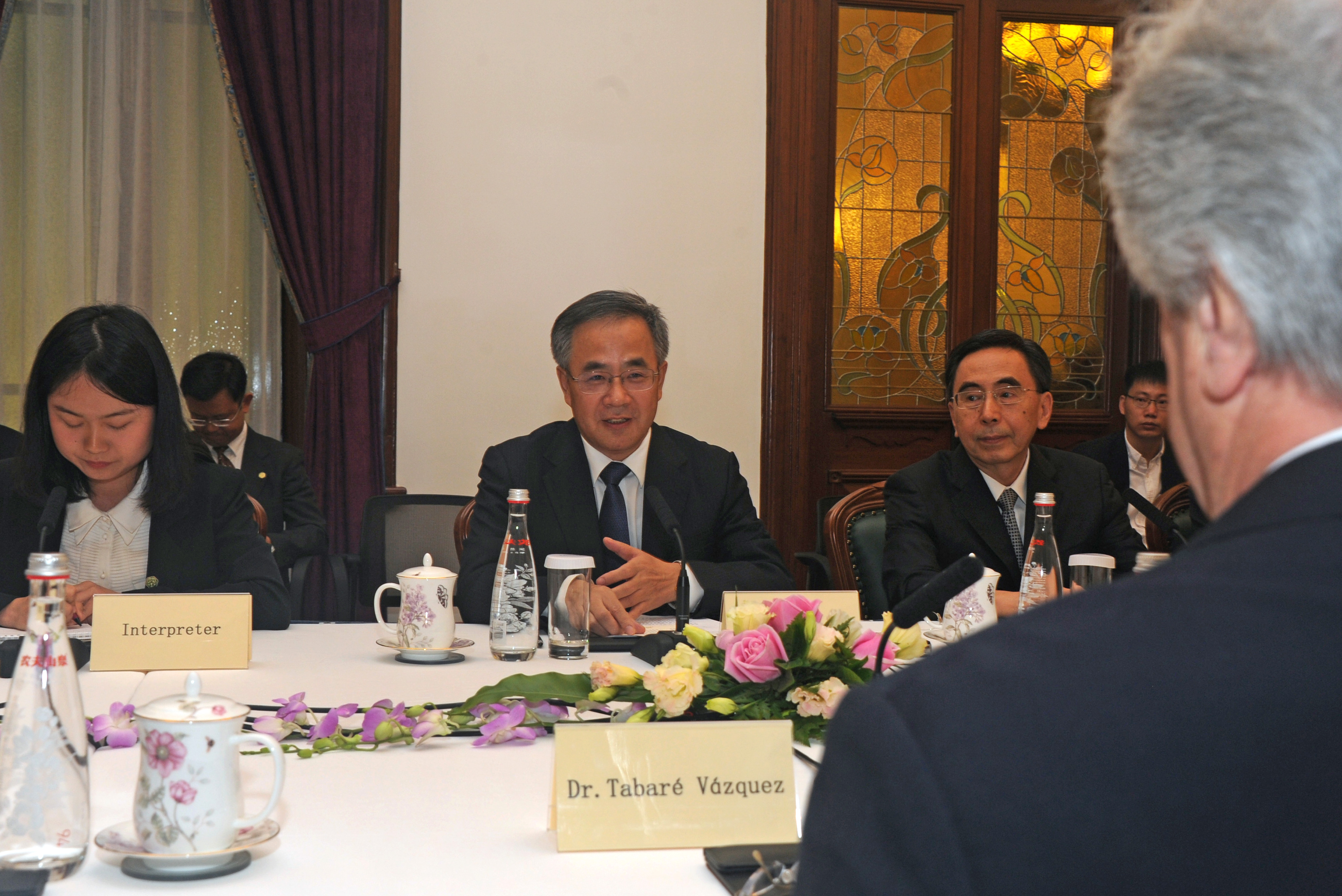 Presidente Tabaré Vázquez junto a comitiva oficial, se entrevistaron con el secretario general del Partido Comunista de Guangdong, Hu Chunhua