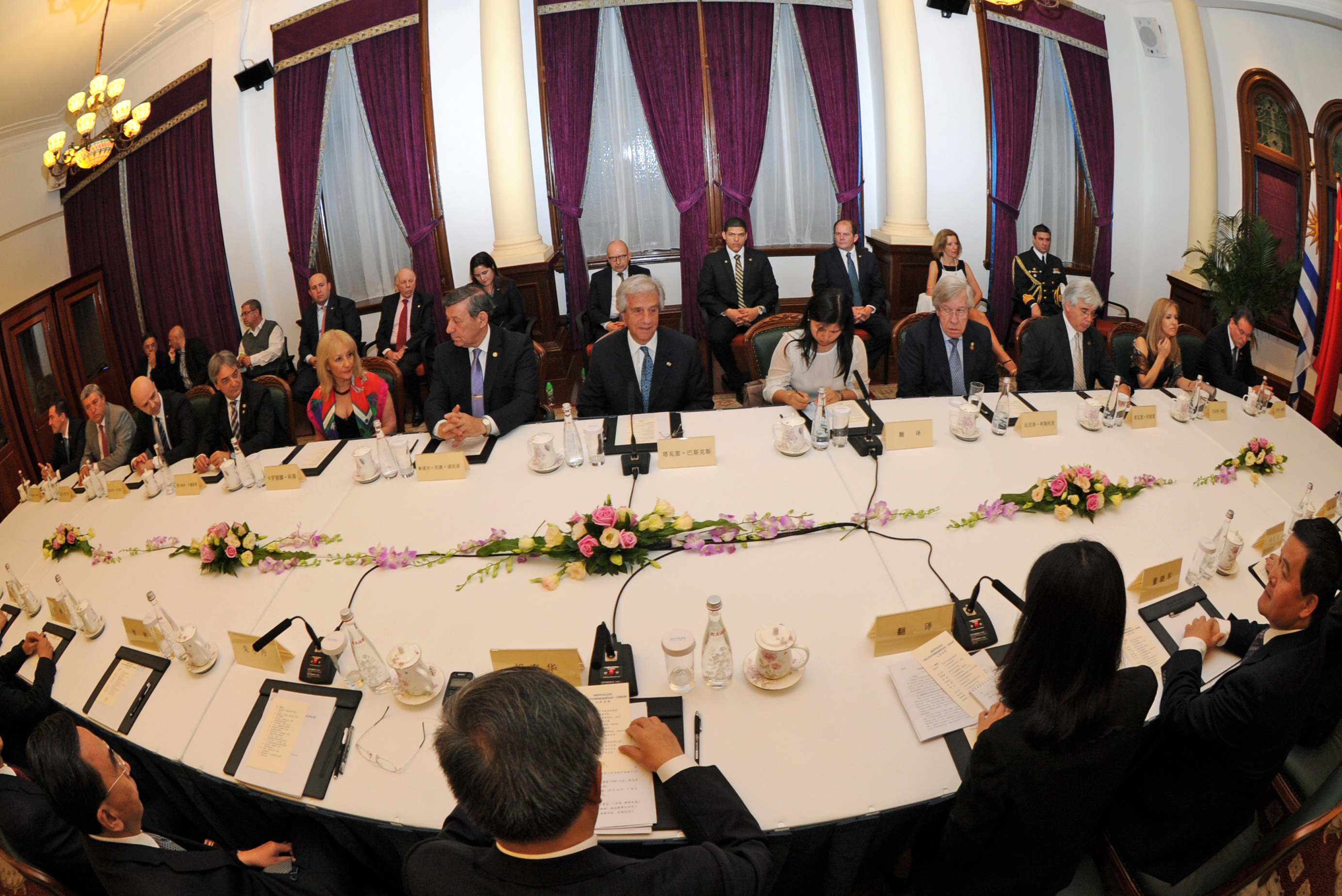 Presidente Tabaré Vázquez junto a comitiva oficial, se entrevistaron con el secretario general del Partido Comunista de Guangdong, Hu Chunhua