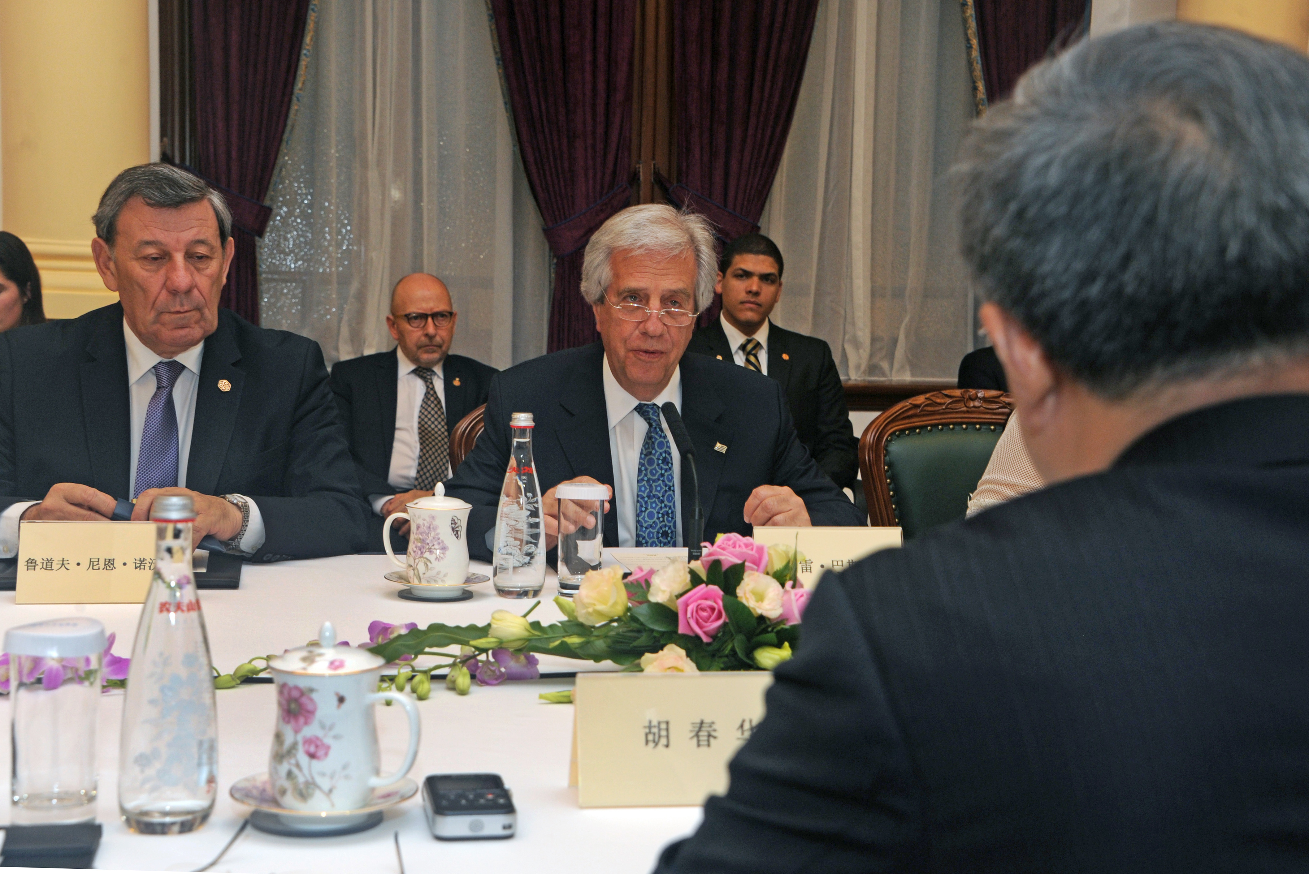Presidente Tabaré Vázquez junto a comitiva oficial, se entrevistaron con el secretario general del Partido Comunista de Guangdong, Hu Chunhua