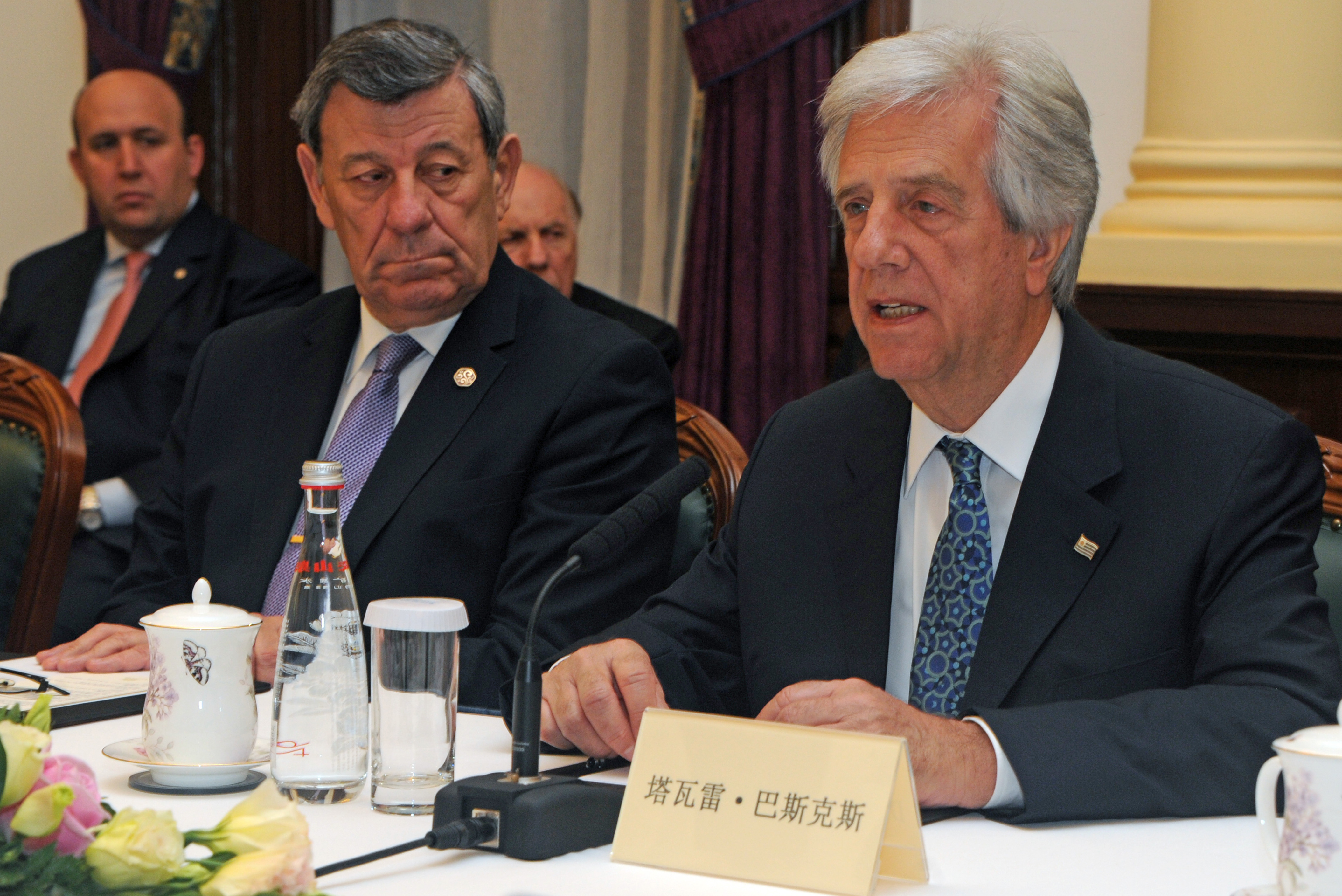 Presidente Tabaré Vázquez junto a comitiva oficial, se entrevistaron con el secretario general del Partido Comunista de Guangdong, Hu Chunhua