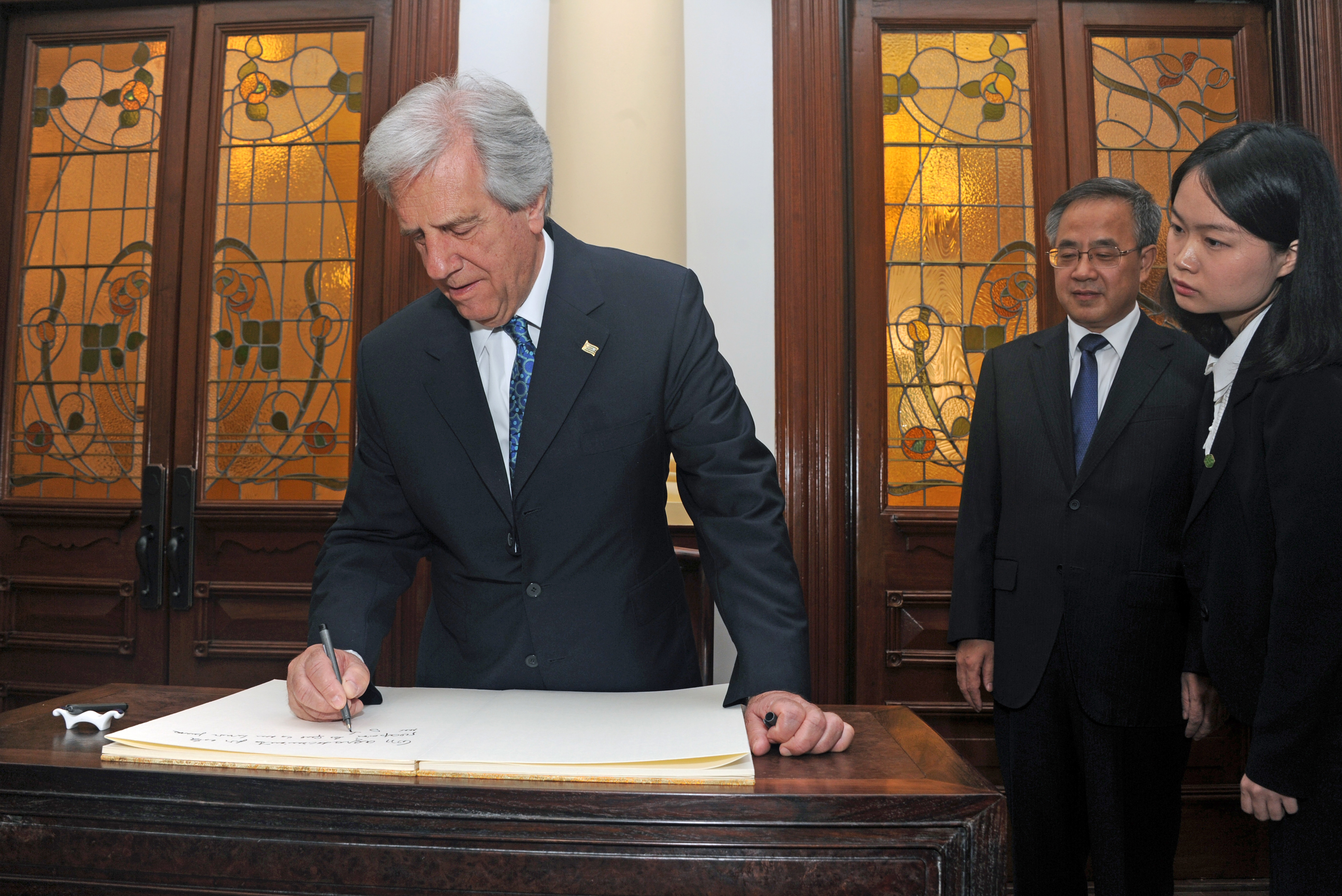 Presidente Tabaré Vázquez junto a comitiva oficial, se entrevistaron con el secretario general del Partido Comunista de Guangdong, Hu Chunhua