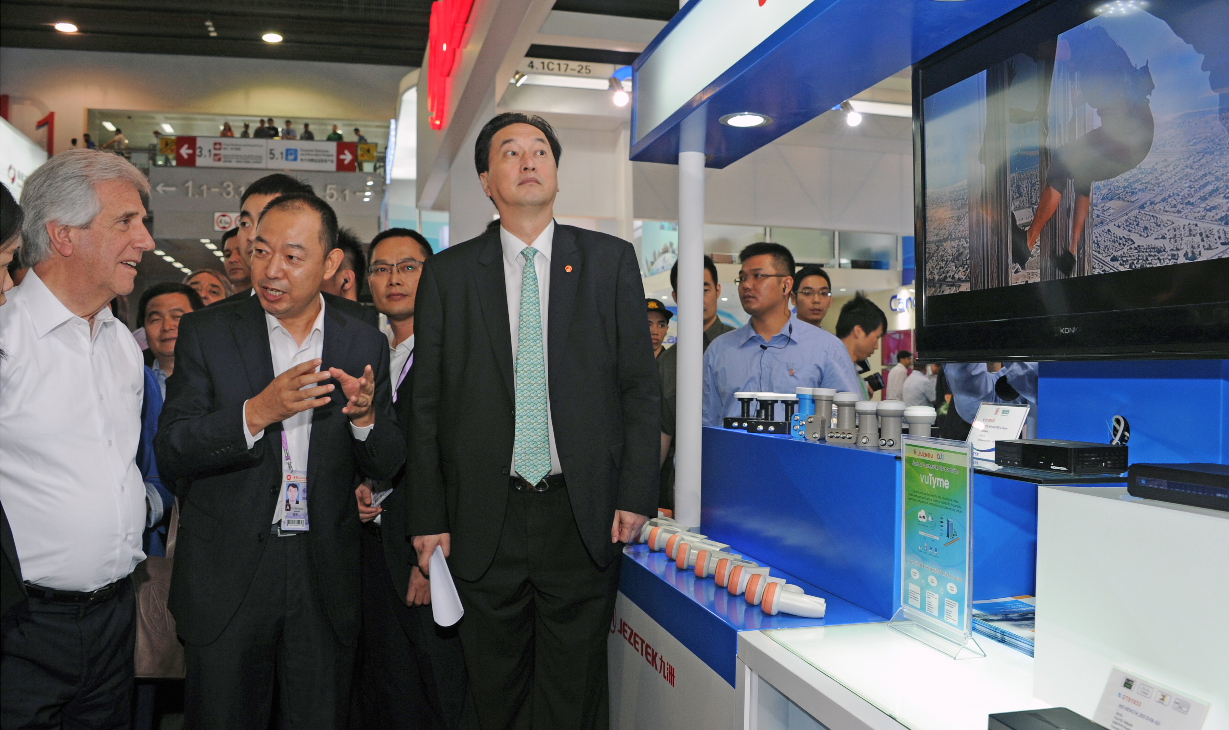 Presidente Vázquez junto a autoridades recorrieron la Feria de Importación y Exportación de China