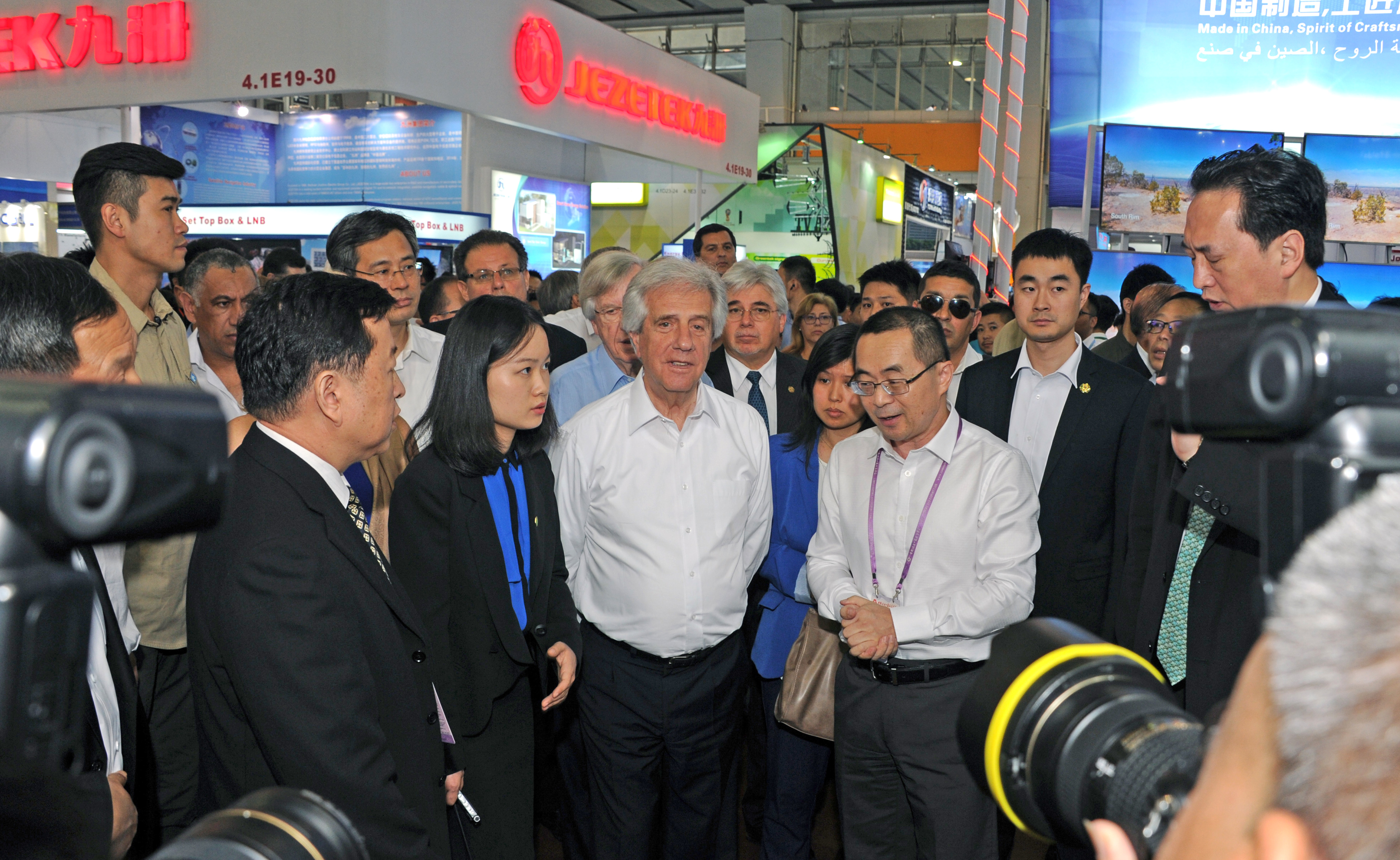 Presidente Vázquez junto a autoridades recorrieron la Feria de Importación y Exportación de China