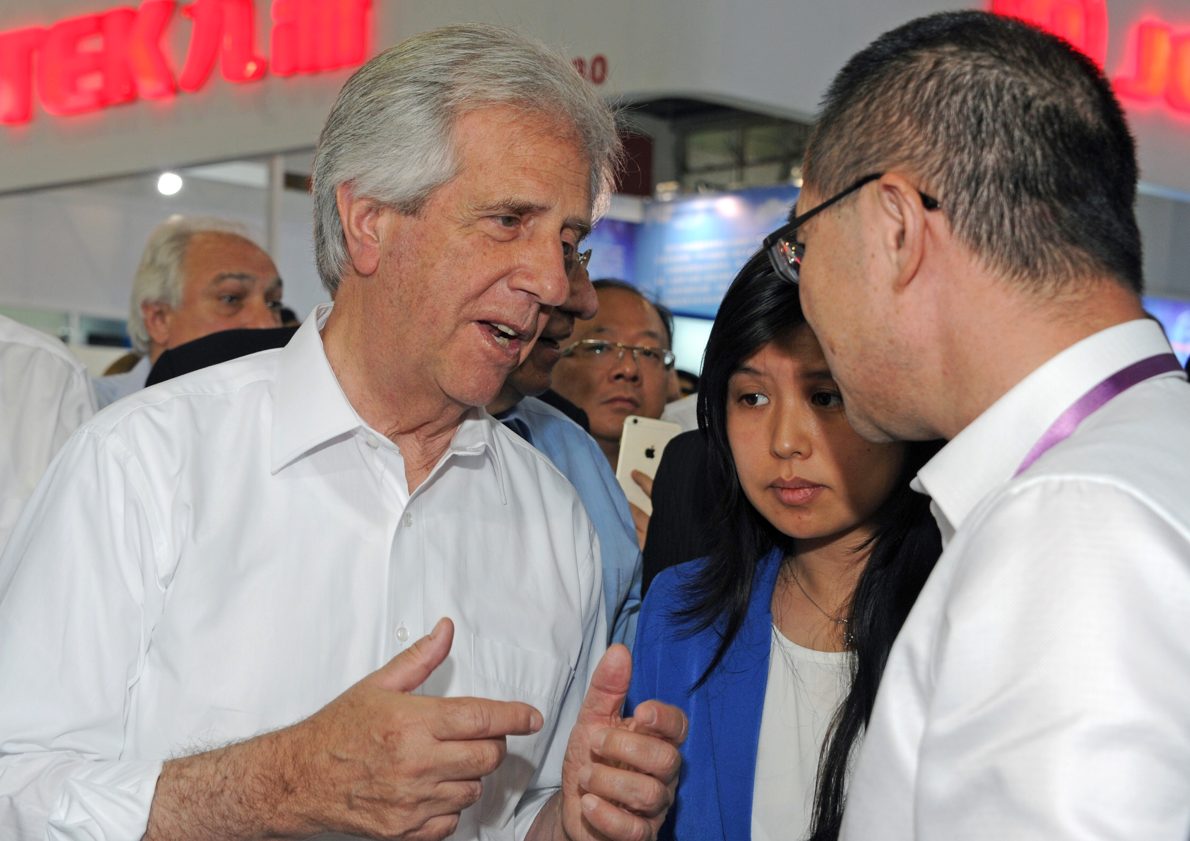 Presidente Vázquez junto a autoridades recorrieron la Feria de Importación y Exportación de China