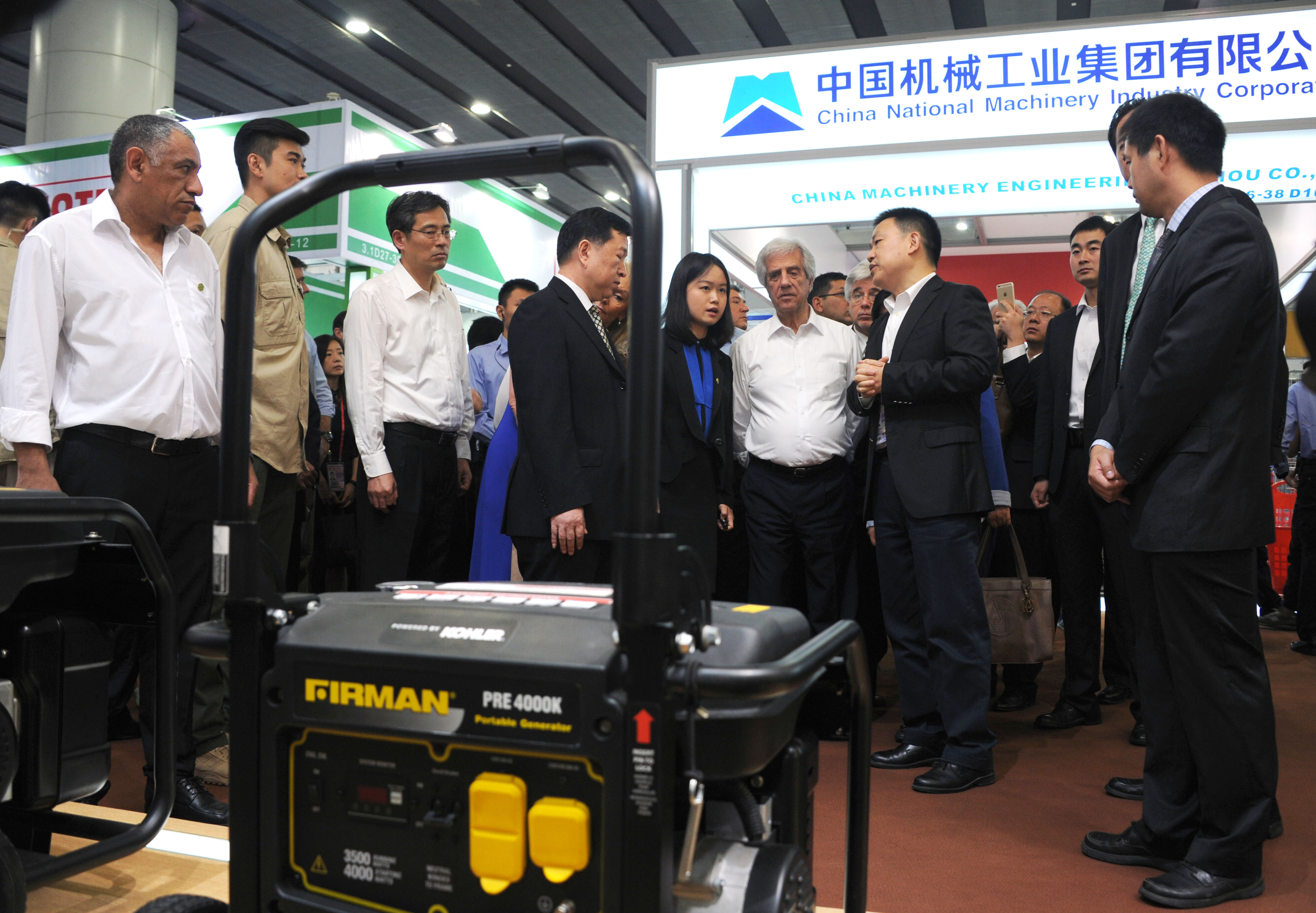 Presidente Vázquez junto a autoridades recorrieron la Feria de Importación y Exportación de China
