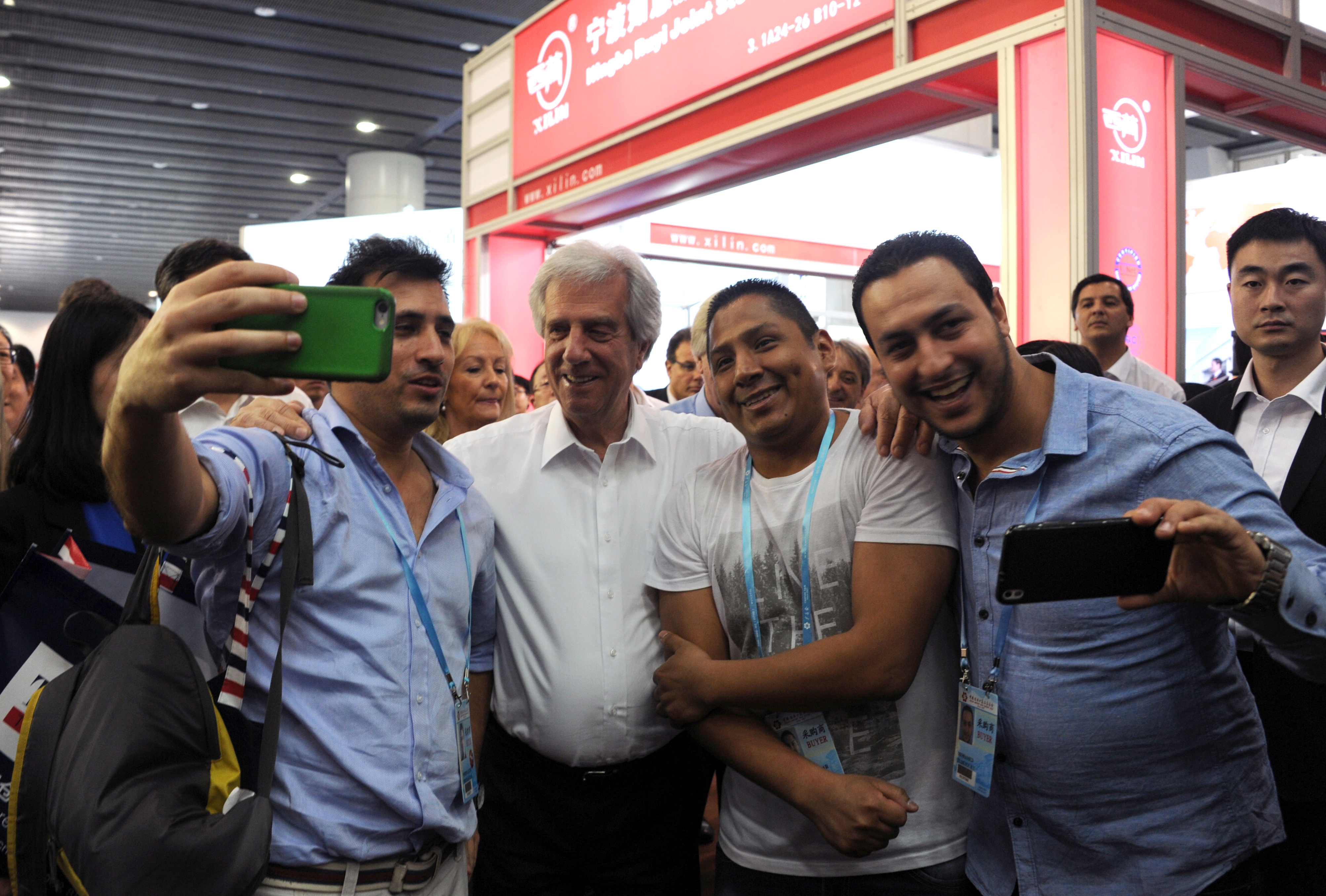 Presidente Vázquez junto a autoridades recorrieron la Feria de Importación y Exportación de China