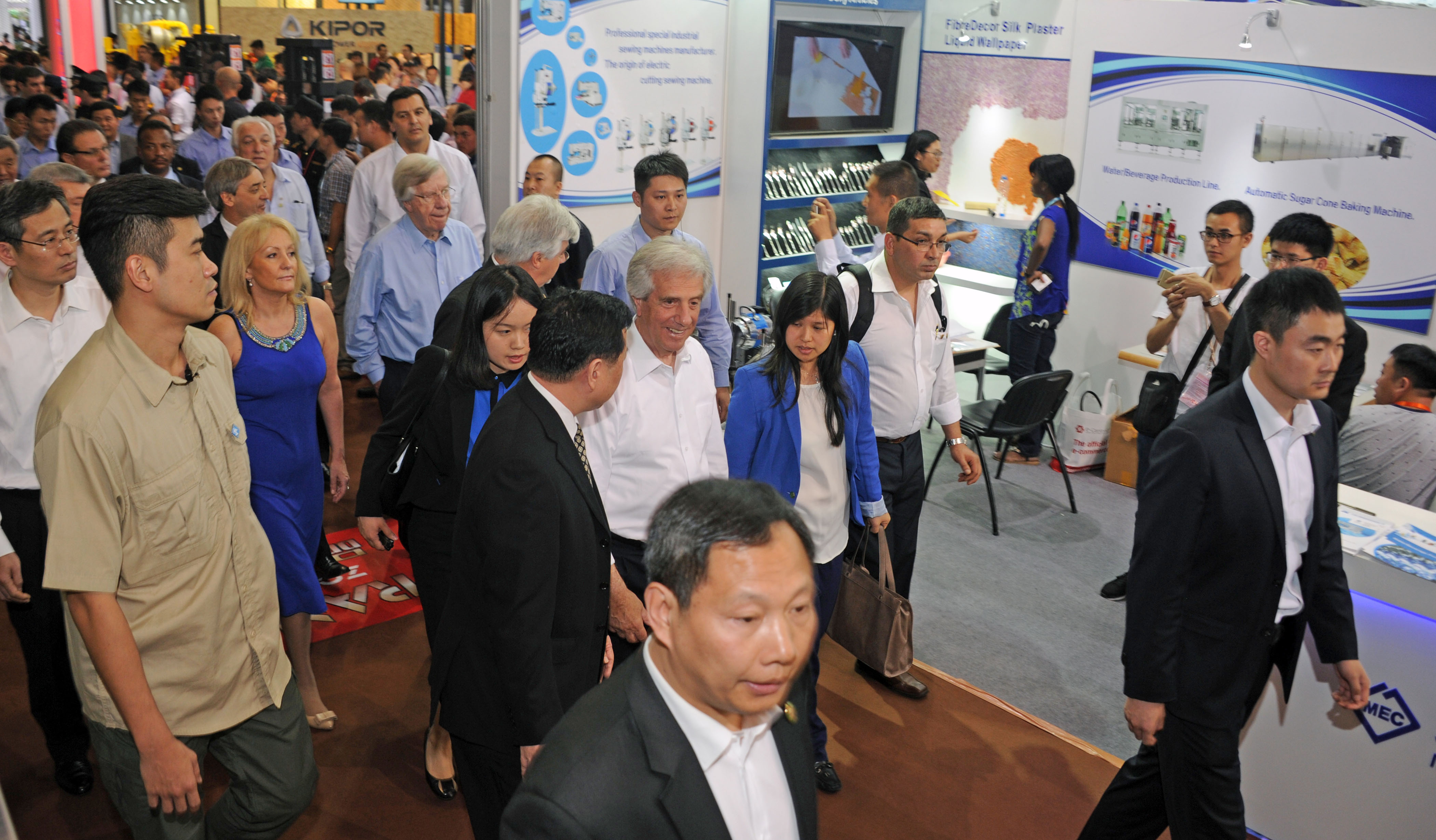 Presidente Vázquez junto a autoridades recorrieron la Feria de Importación y Exportación de China