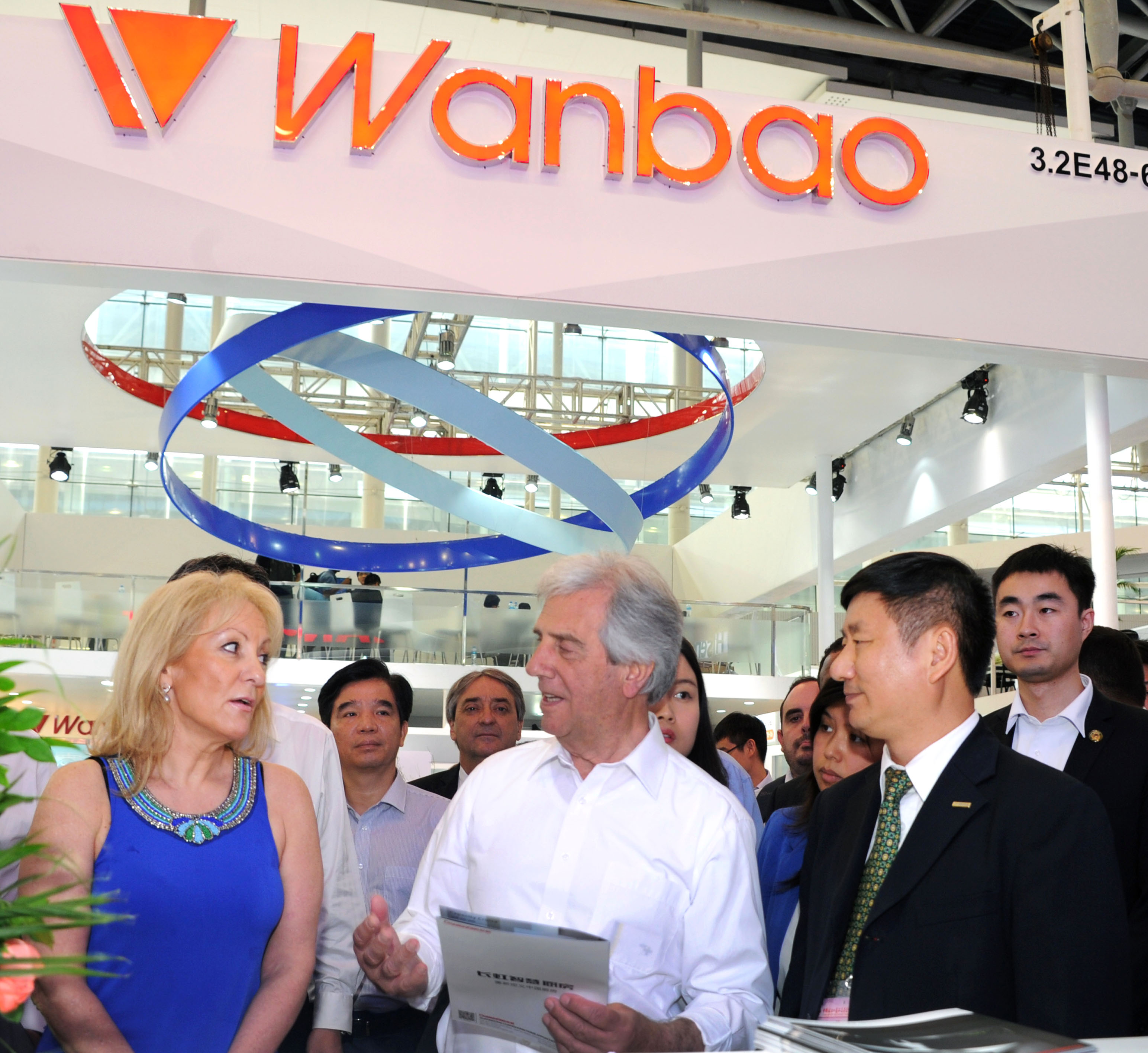 Presidente Vázquez junto a autoridades recorrieron la Feria de Importación y Exportación de China