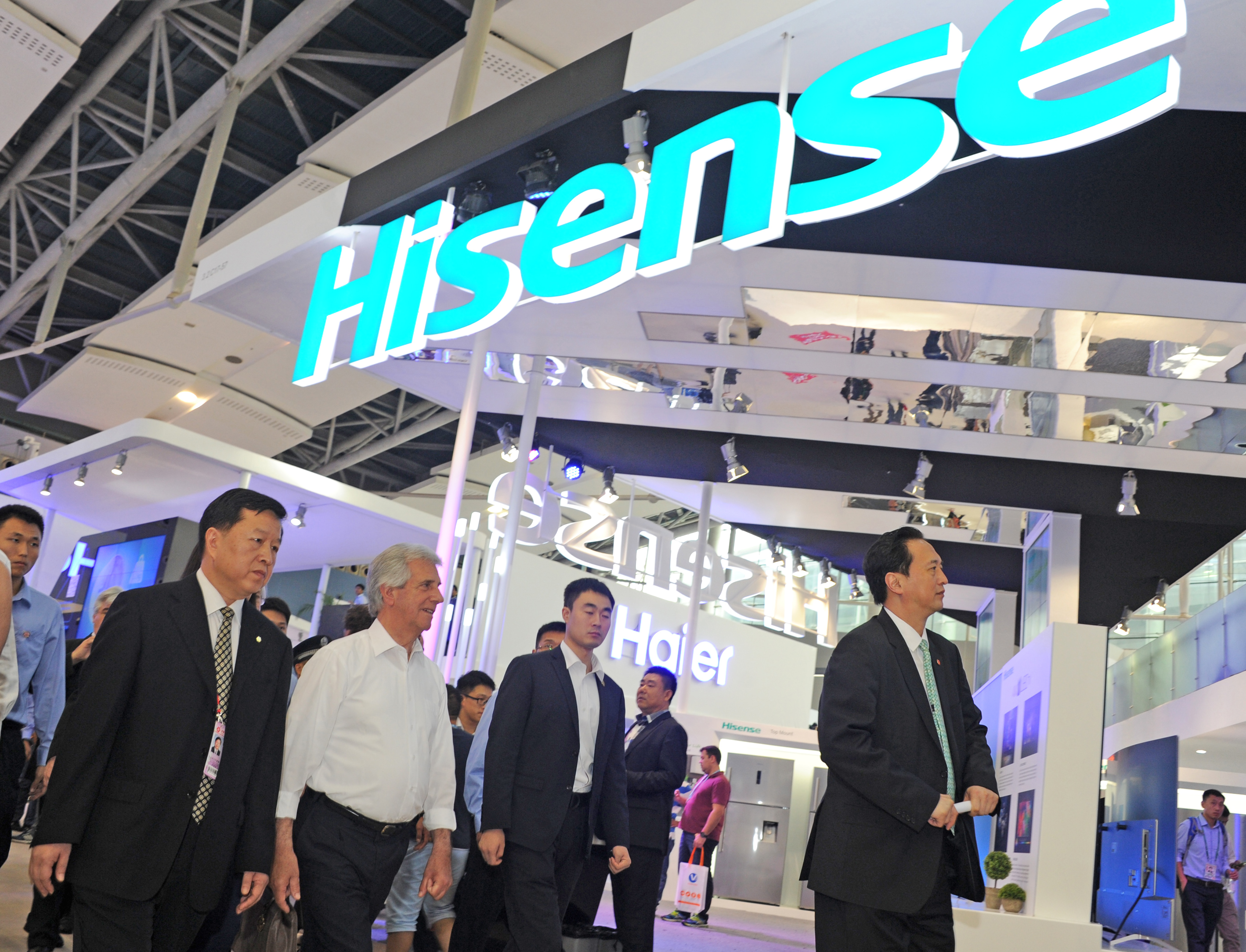 Presidente Vázquez junto a autoridades recorrieron la Feria de Importación y Exportación de China