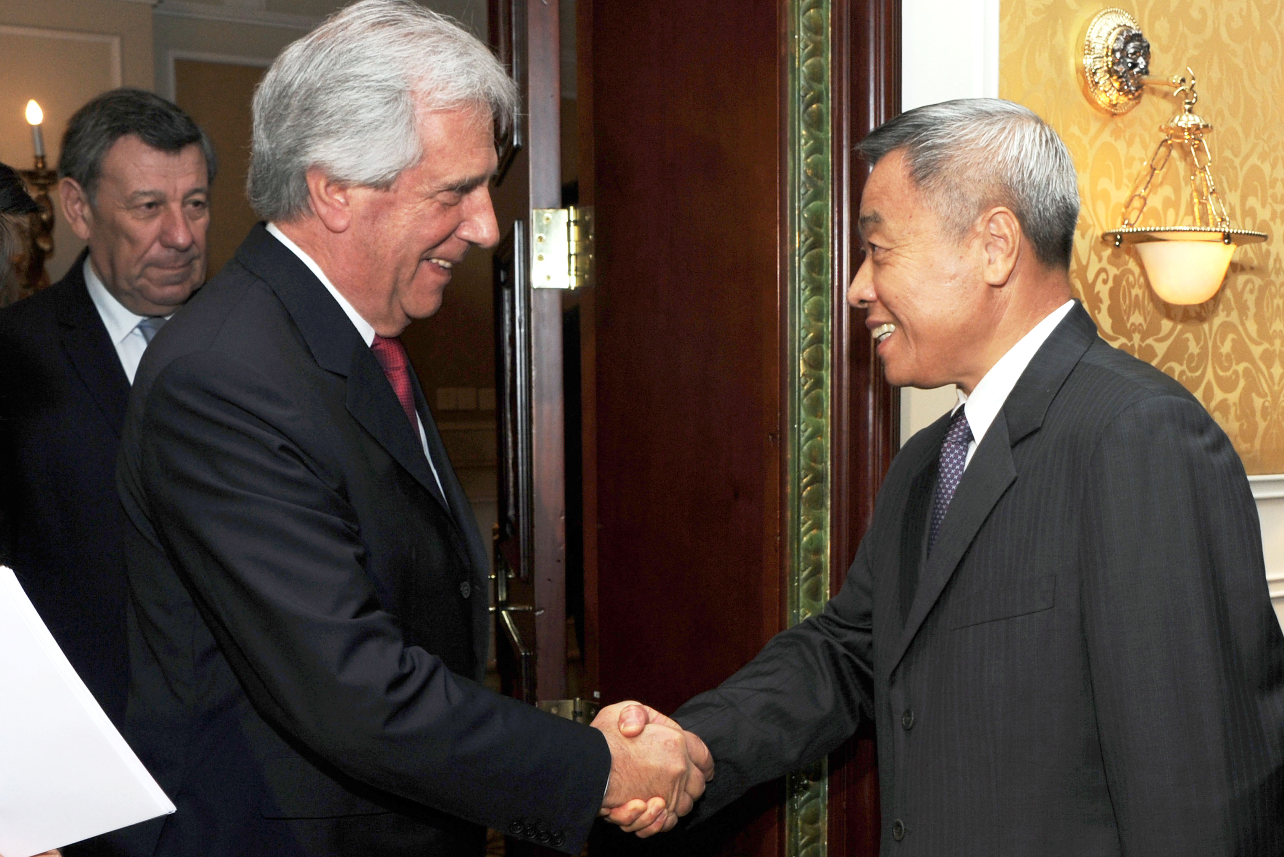 Tabaré Vázquez es recibido por Huang Longyun