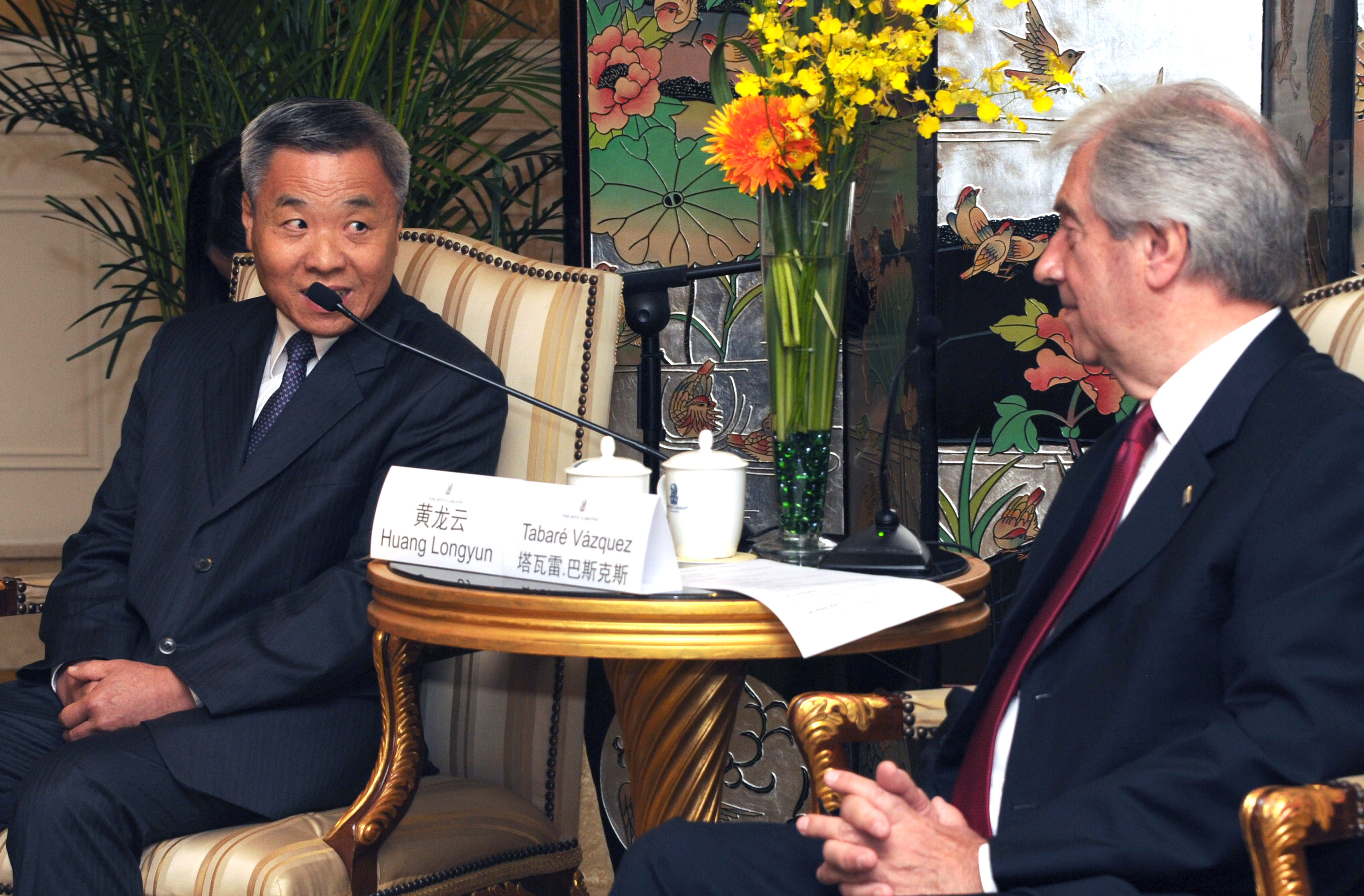 El vicegobernador de Guangdong, Huang Longyun, junto al Presidente Tabaré Vázquez