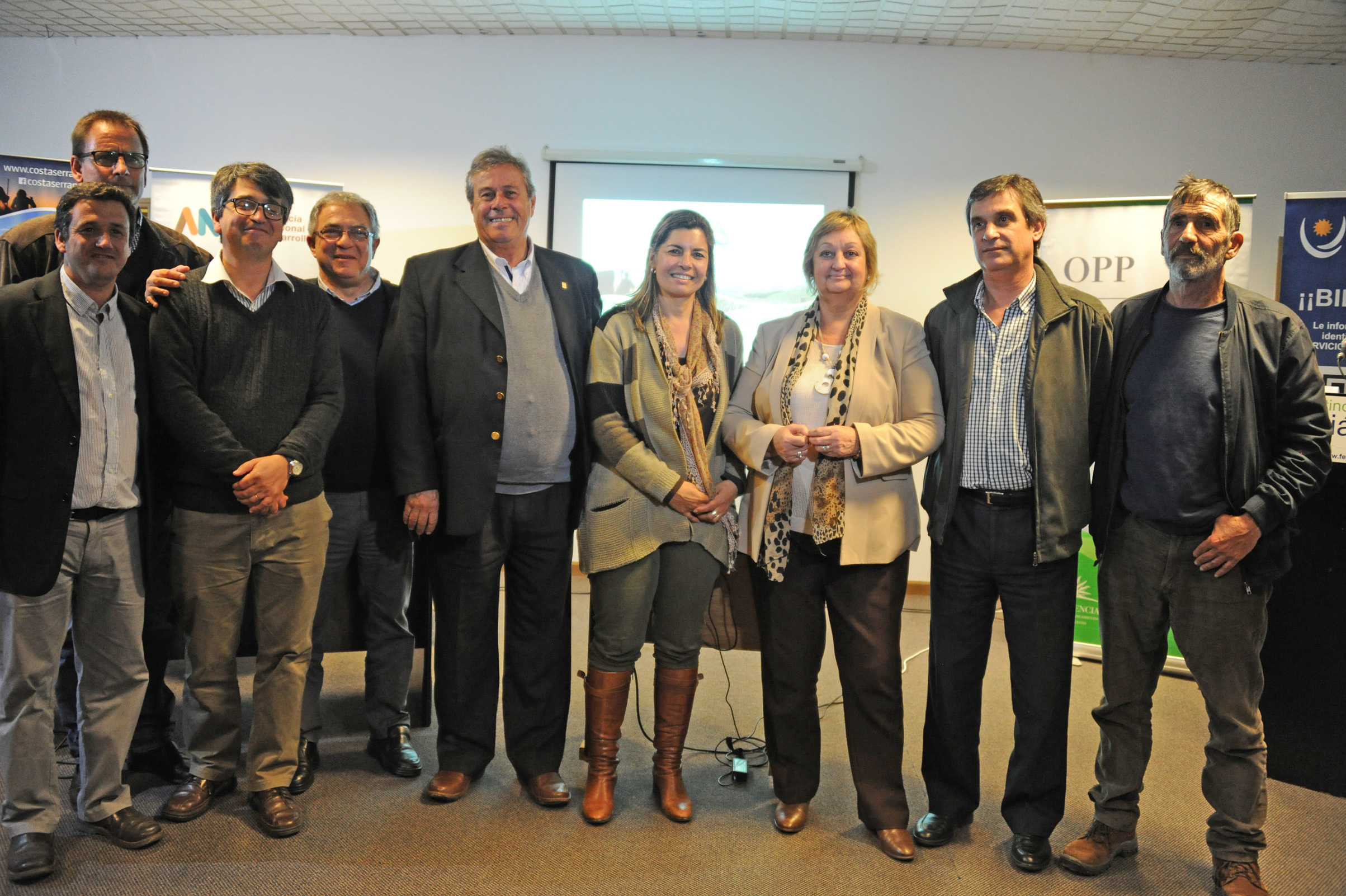 Autoridades presentes en el acto de lanzamiento