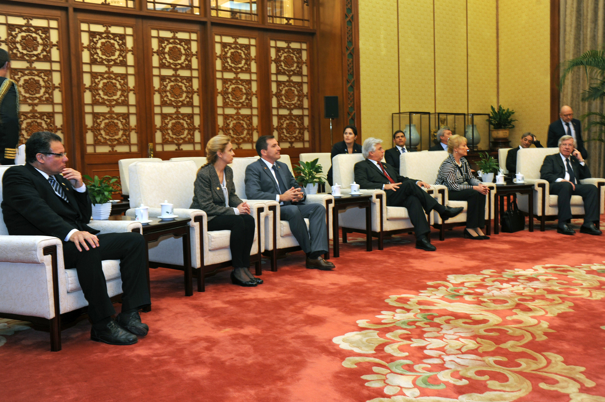 Presidente Vázquez y comitiva oficial se reunieron con el presidente de la Asamblea Popular Nacional de China, Zhang Dejiang