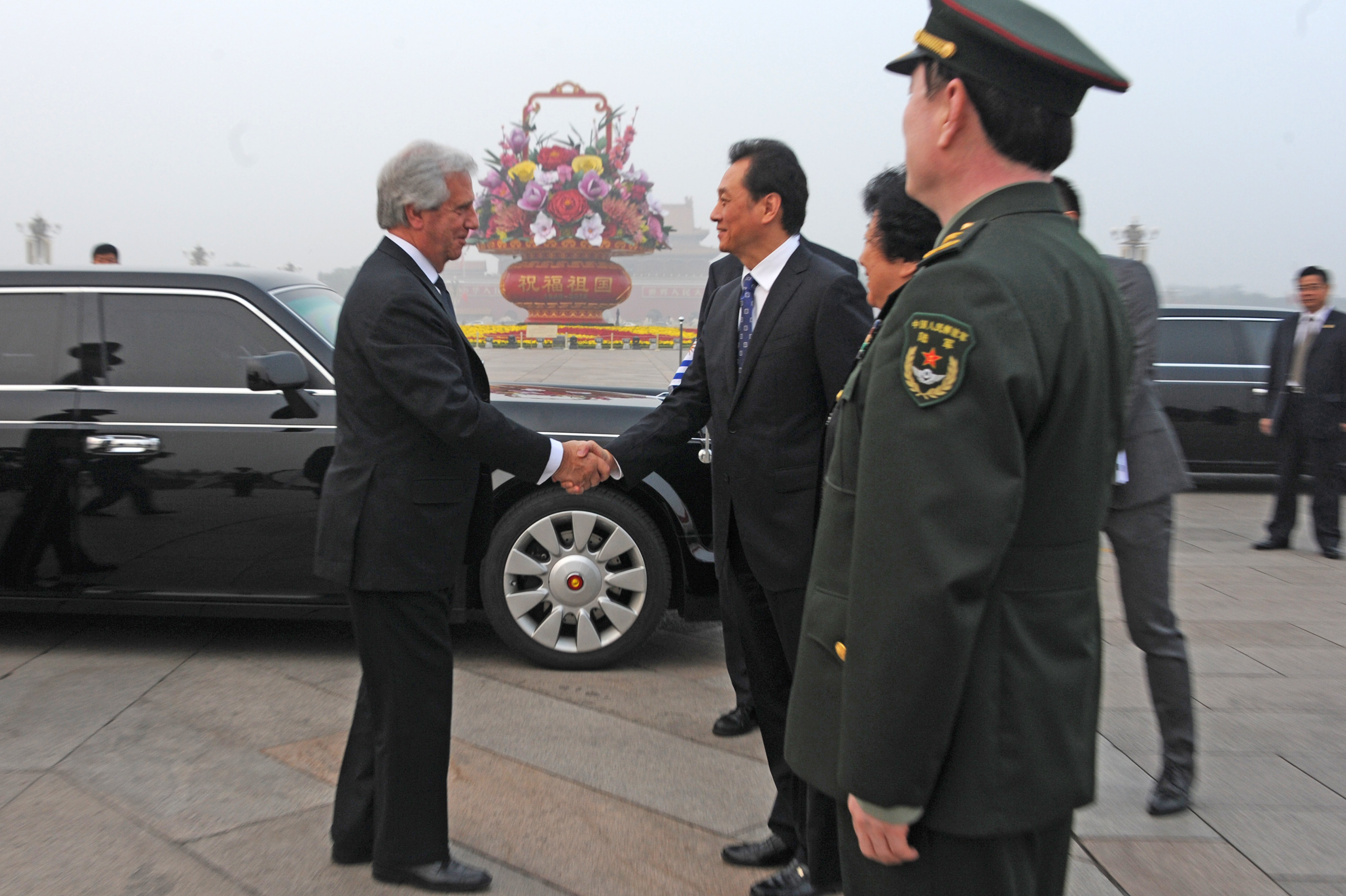 Presidente Vázquez y comitiva oficial colocaron ofrenda floral
