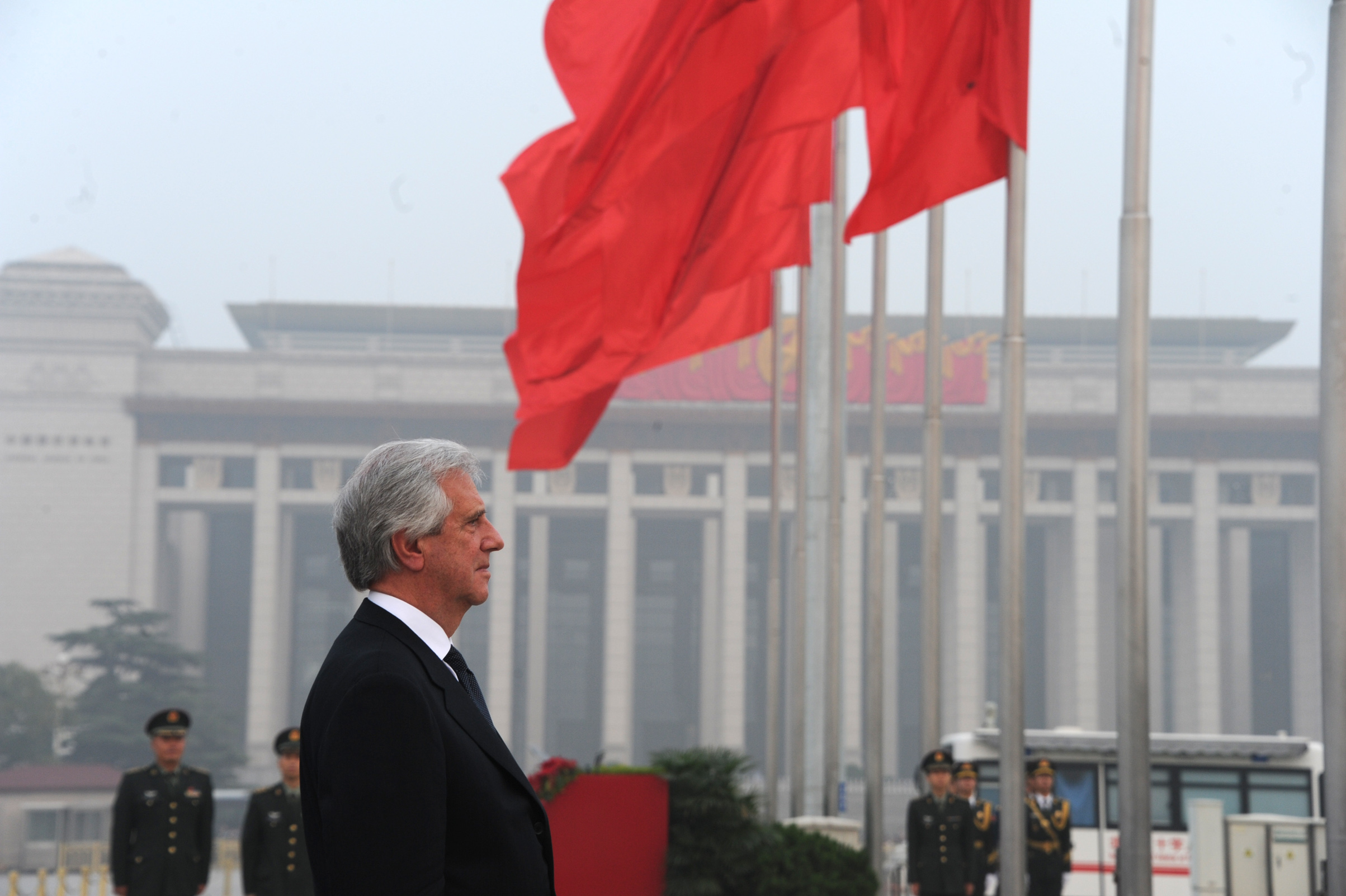Presidente Vázquez y comitiva oficial colocaron ofrenda floral