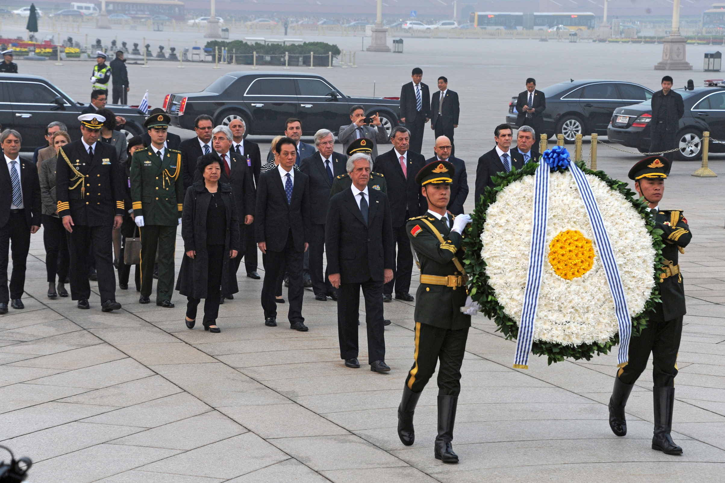 Presidente Vázquez y comitiva oficial colocaron ofrenda floral