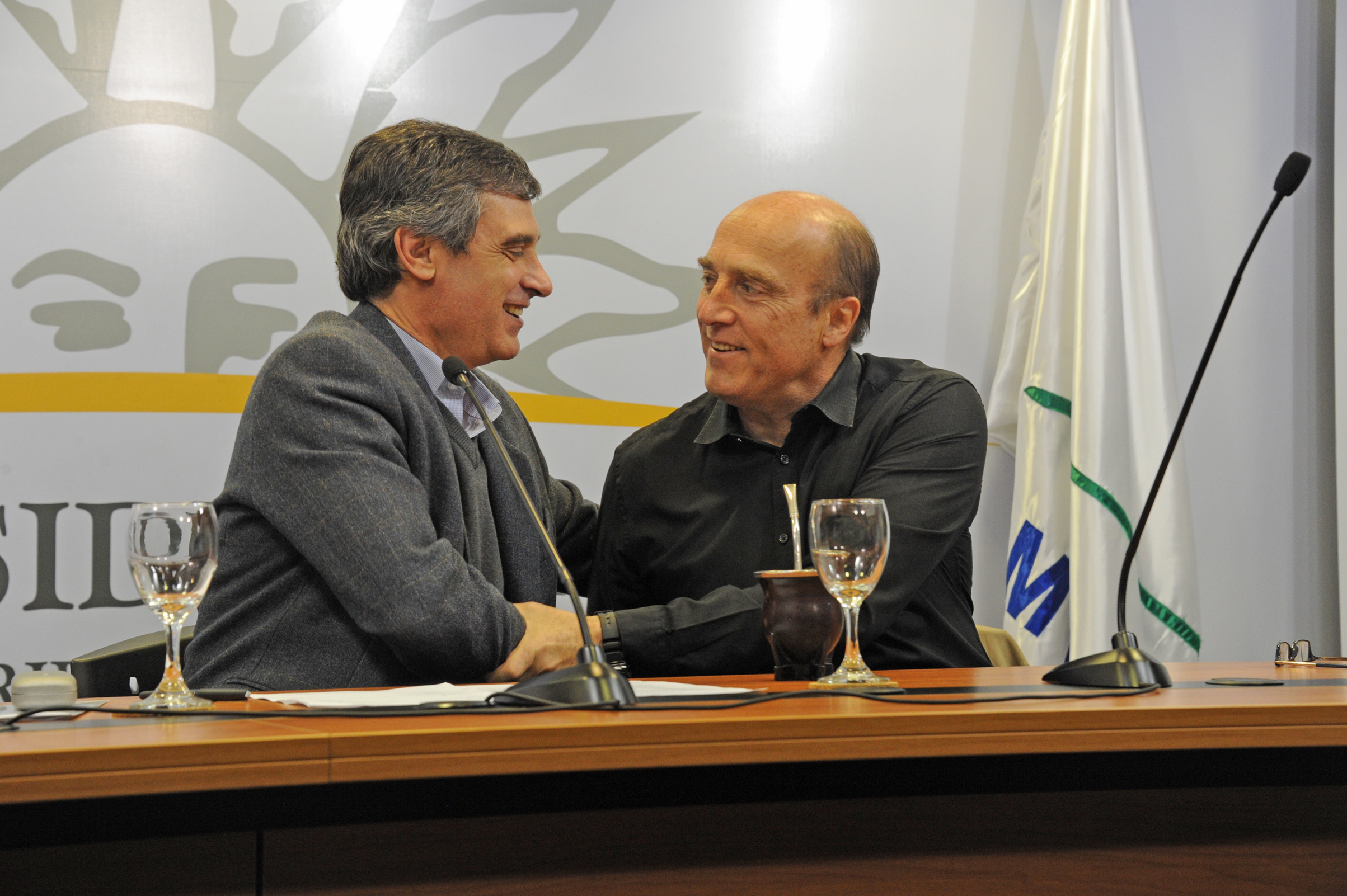 Daniel Martínez, Intendente de Montevideo, junto a Álvaro García, director de la Oficina de Planeamiento y Presupuesto