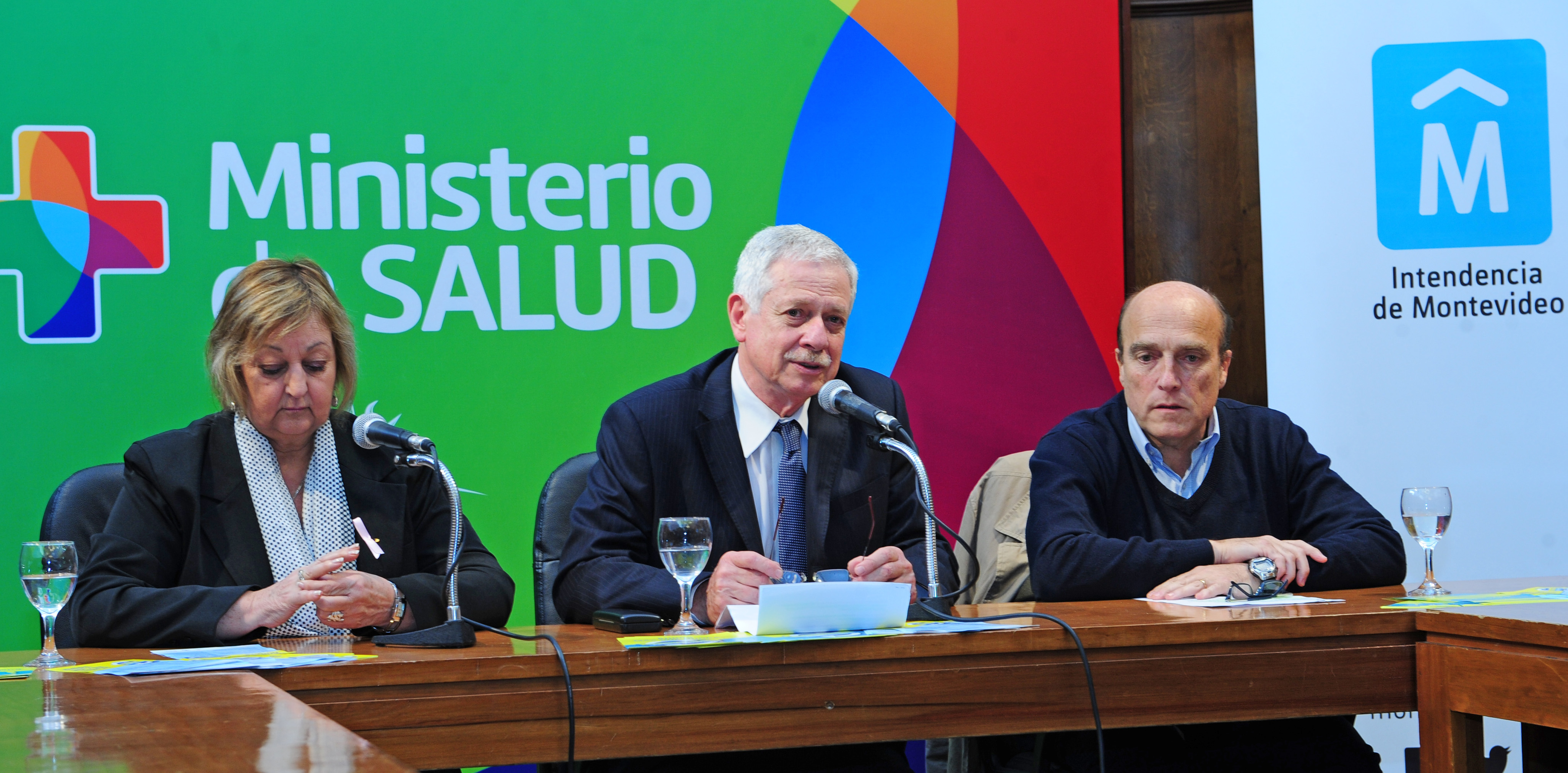 Ministro de Salud, Jorge Basso, la ministra de Turismo, Lilian Kechichian, y el intendente de Montevideo, Daniel Martínez en conferencia de prensa