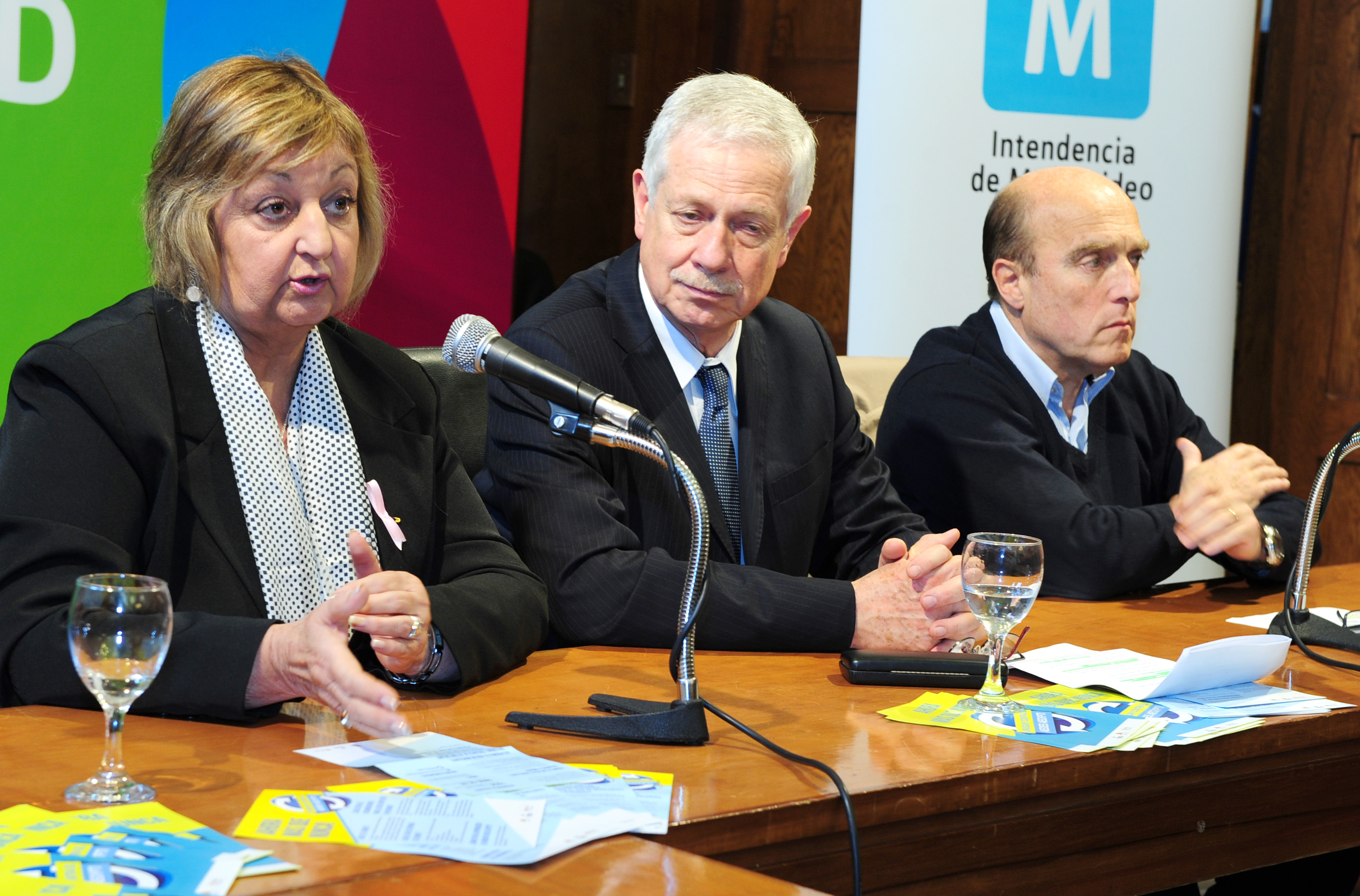 Ministro de Salud, Jorge Basso, la ministra de Turismo, Lilian Kechichian, y el intendente de Montevideo, Daniel Martínez en conferencia de prensa
