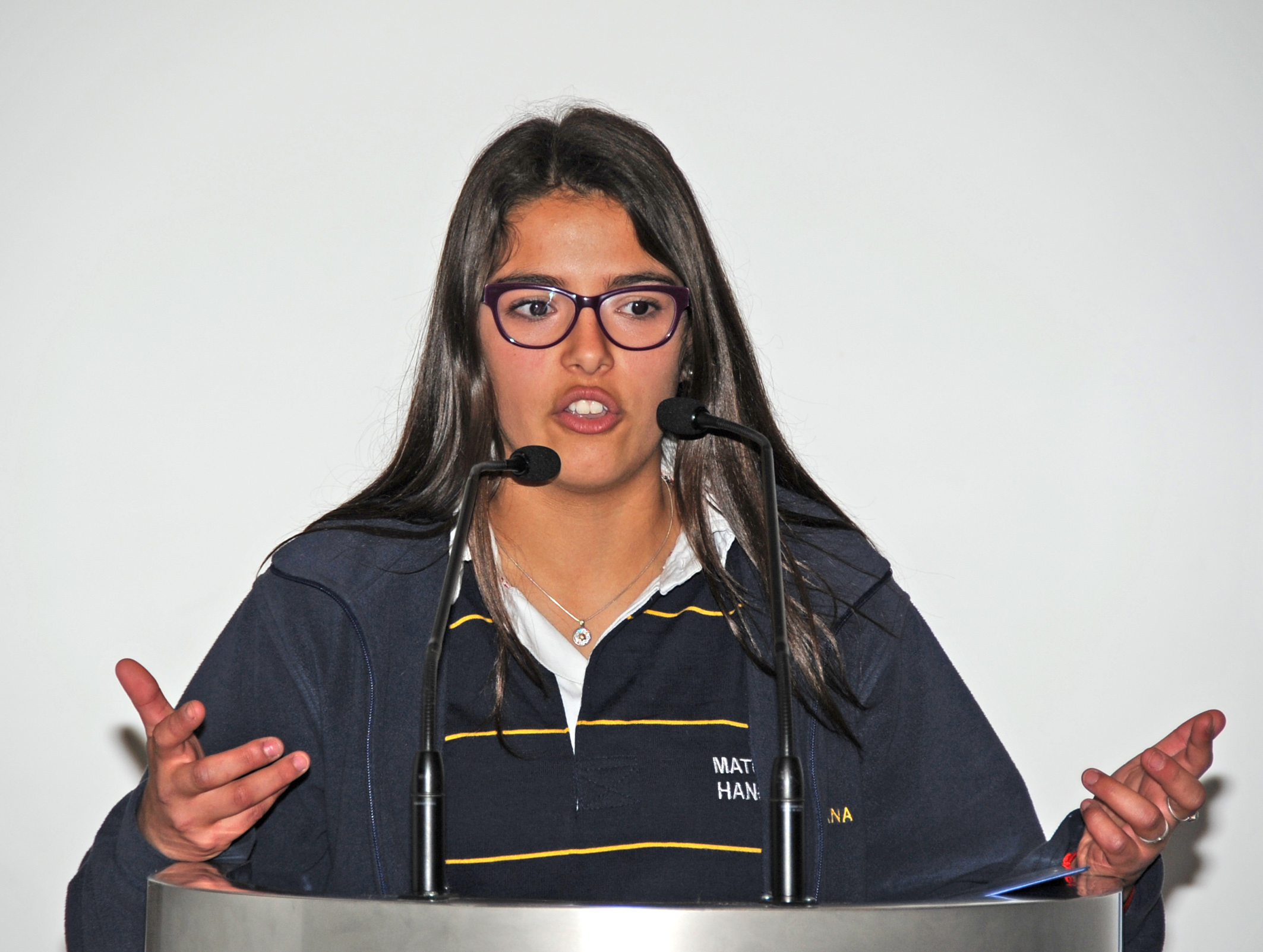 Una de las estudiante premiada, haciendo uso de la palabra