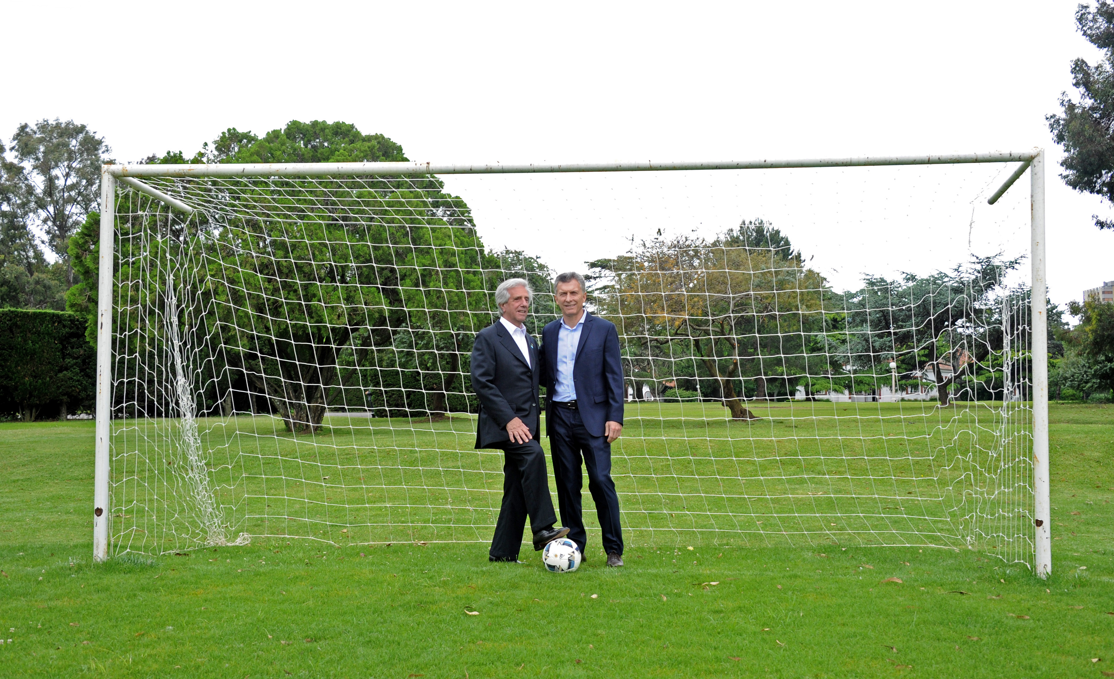 Ambos presidentes practicaron un poco de fútbol