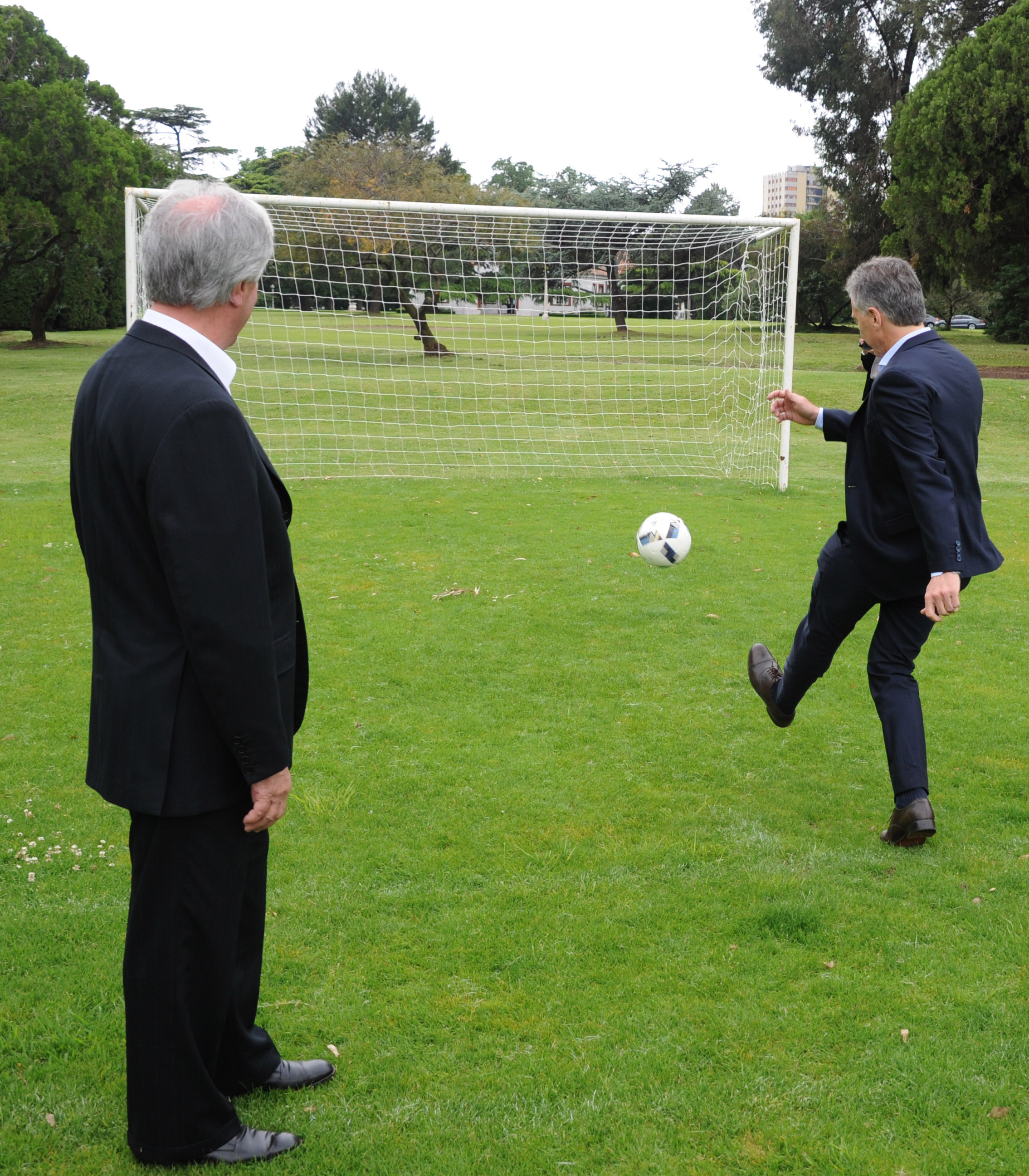 Ambos presidentes practicaron un poco de fútbol